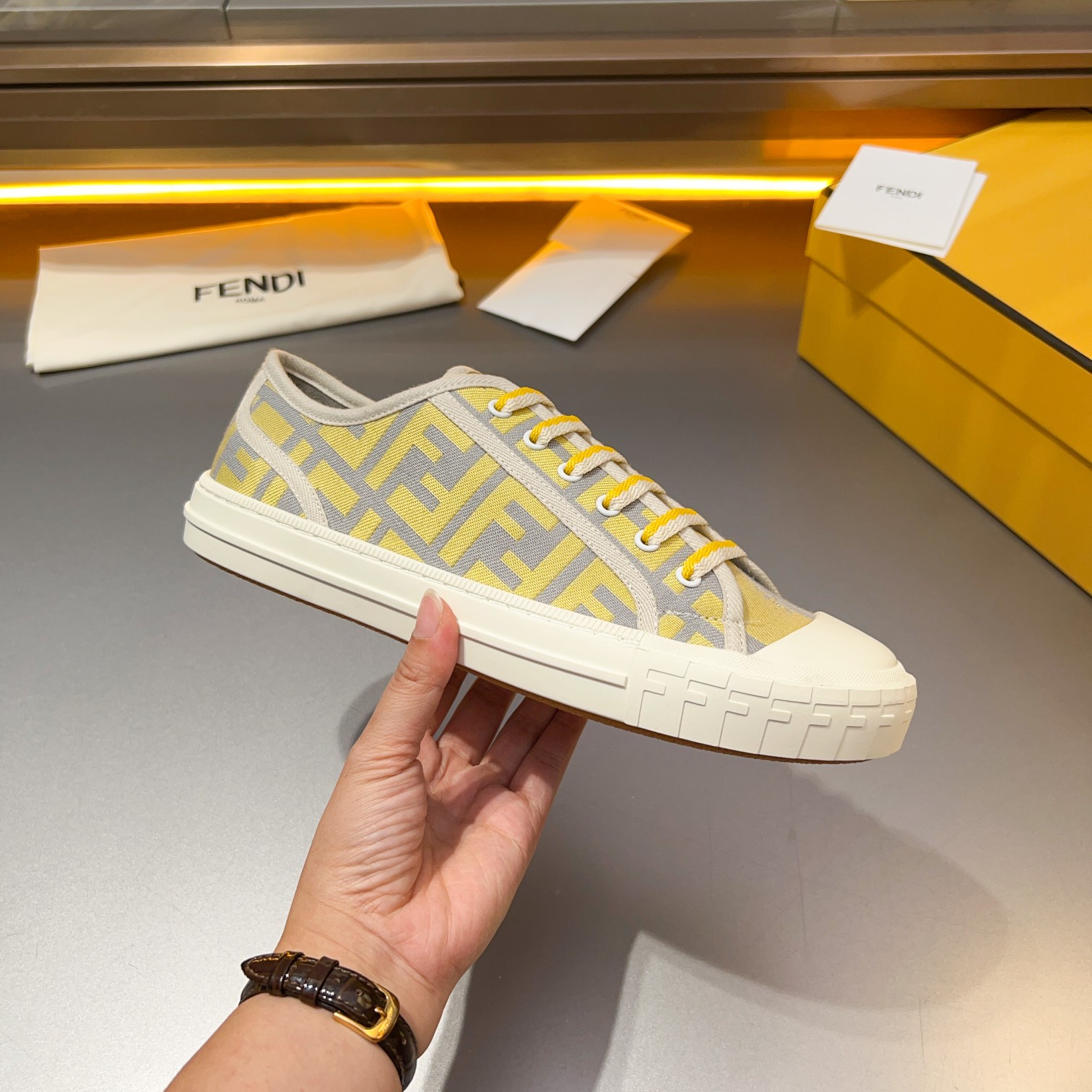 F D Primavera/Verano Pareja Casual Zapatillas de deporte con suela ondulada grabado F. Talón adornad