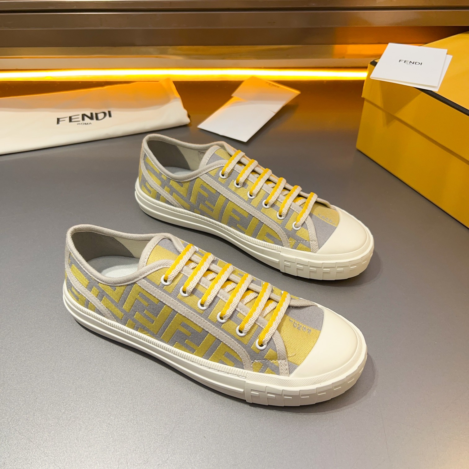 F D Primavera/Verano Pareja Casual Zapatillas de deporte con suela ondulada grabado F. Talón adornad