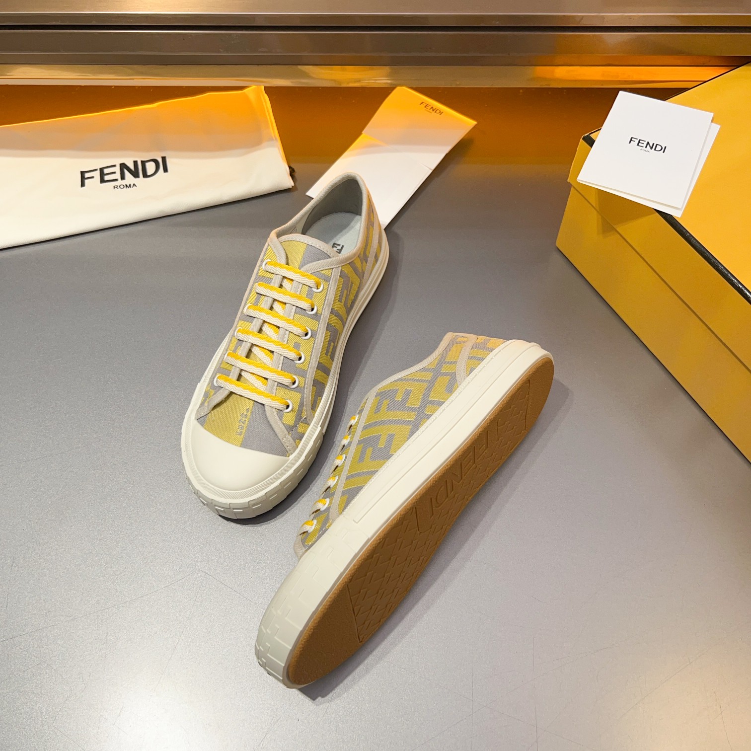 F D Primavera/Verano Pareja Casual Zapatillas de deporte con suela ondulada grabado F. Talón adornad