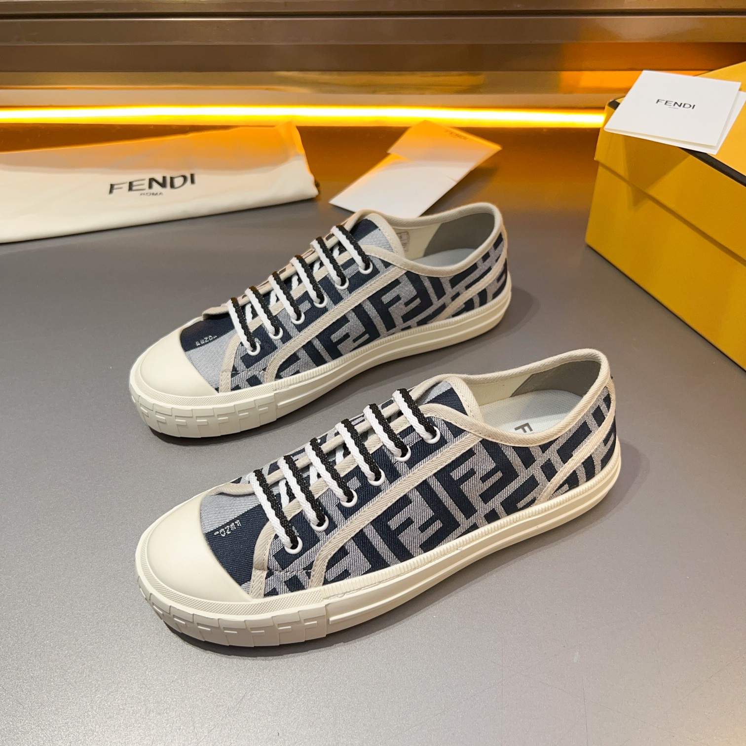 F D Primavera/Verano Pareja Casual Zapatillas de deporte con suela ondulada grabado F. Talón adornad