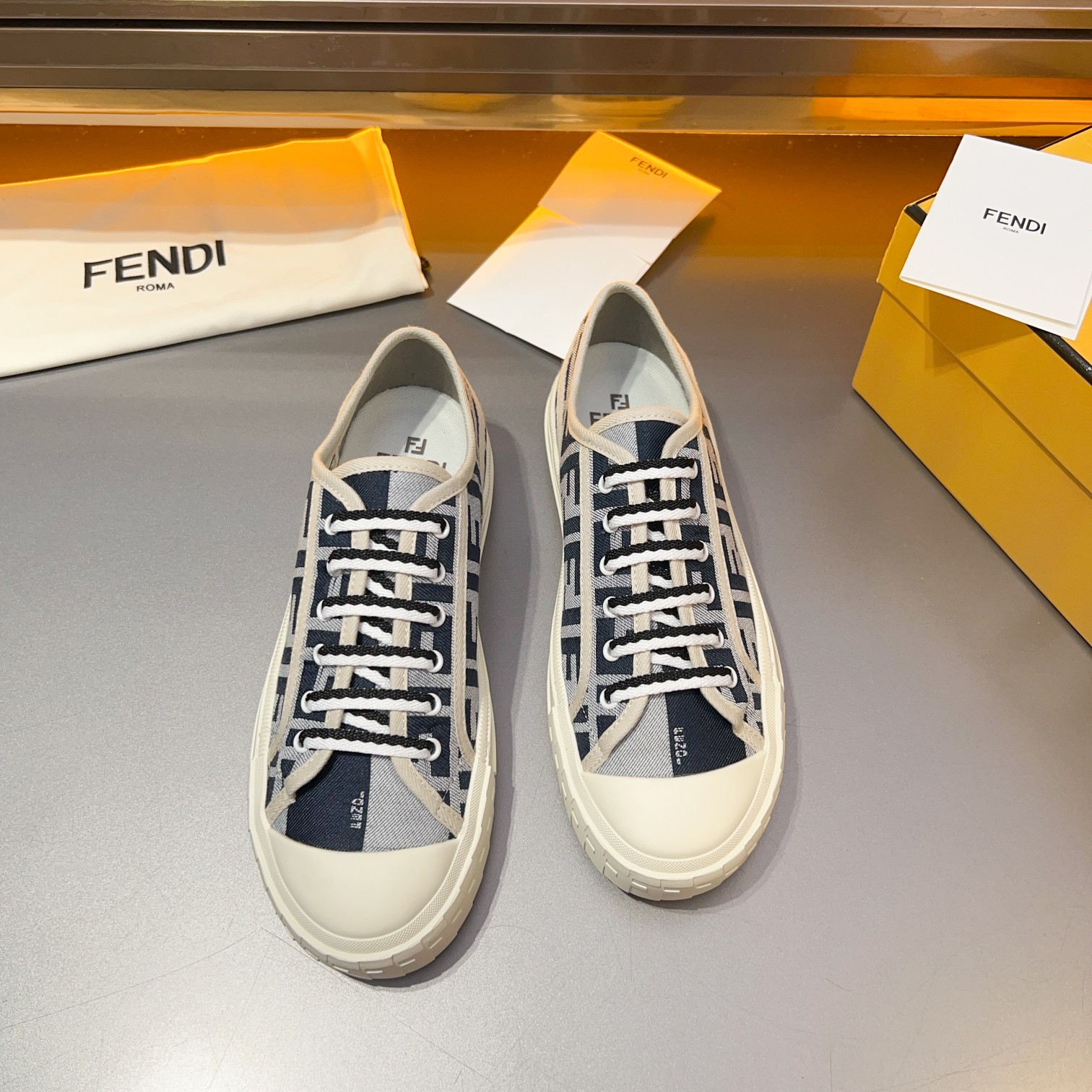F D Primavera/Verano Pareja Casual Zapatillas de deporte con suela ondulada grabado F. Talón adornad