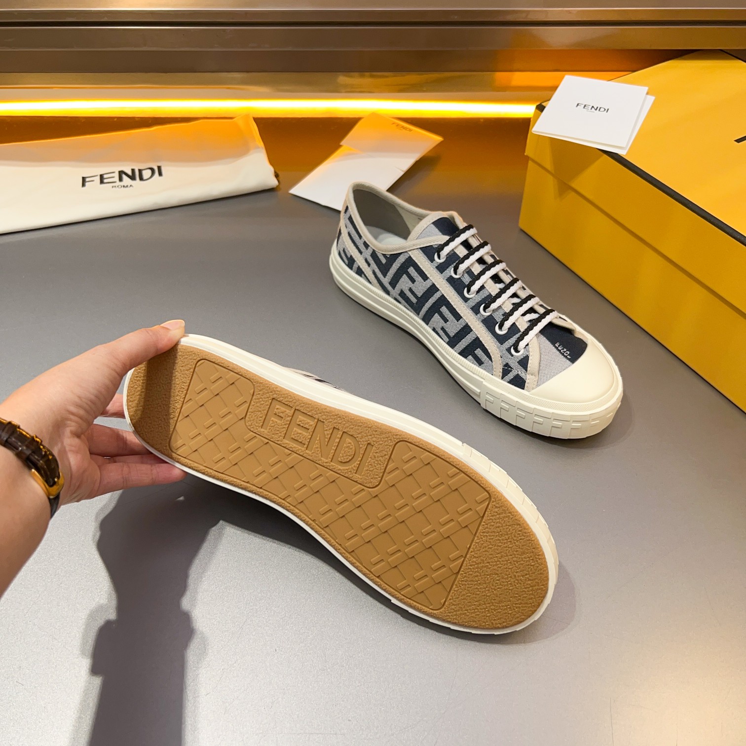 F D Primavera/Verano Pareja Casual Zapatillas de deporte con suela ondulada grabado F. Talón adornad