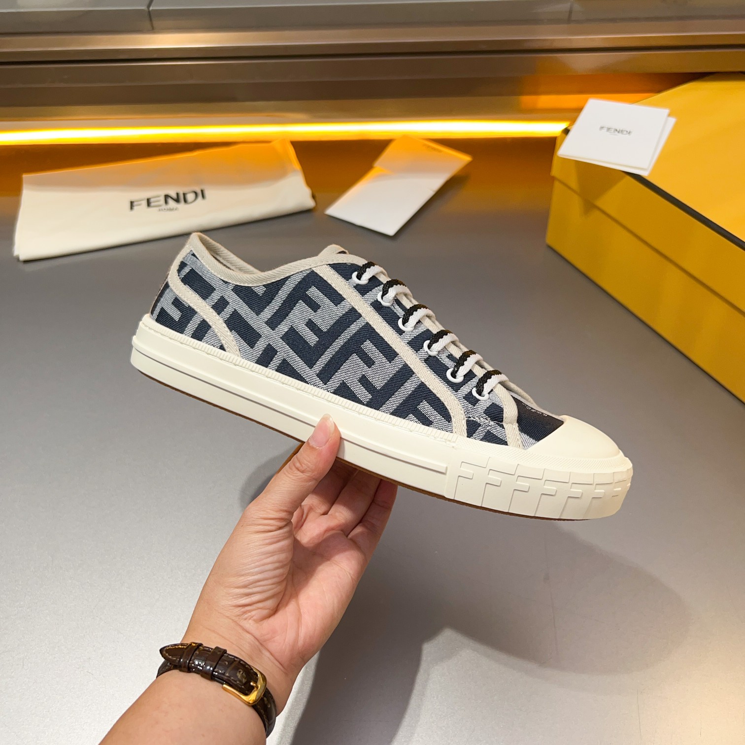 F D Primavera/Verano Pareja Casual Zapatillas de deporte con suela ondulada grabado F. Talón adornad