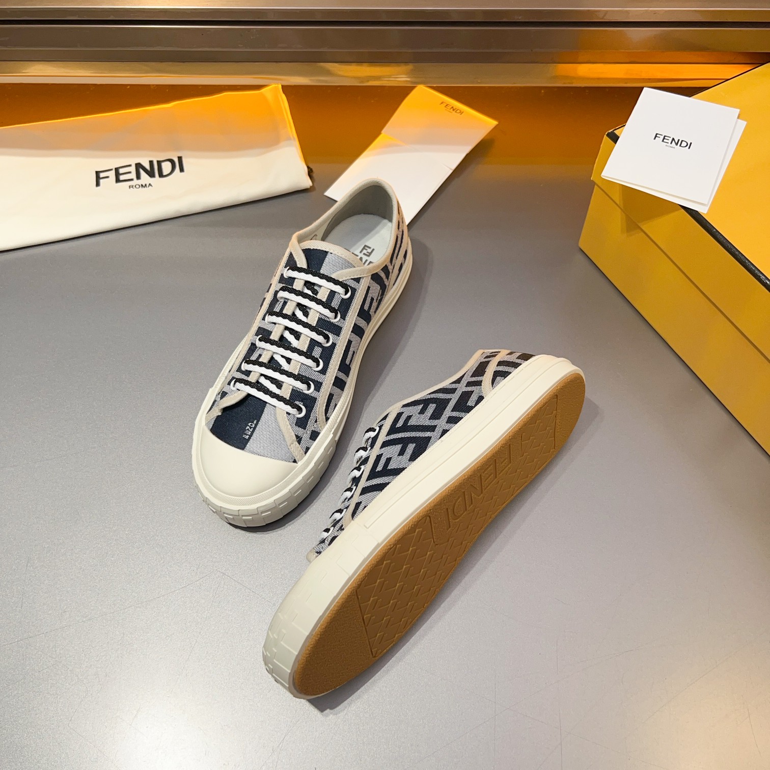 F D Primavera/Verano Pareja Casual Zapatillas de deporte con suela ondulada grabado F. Talón adornad