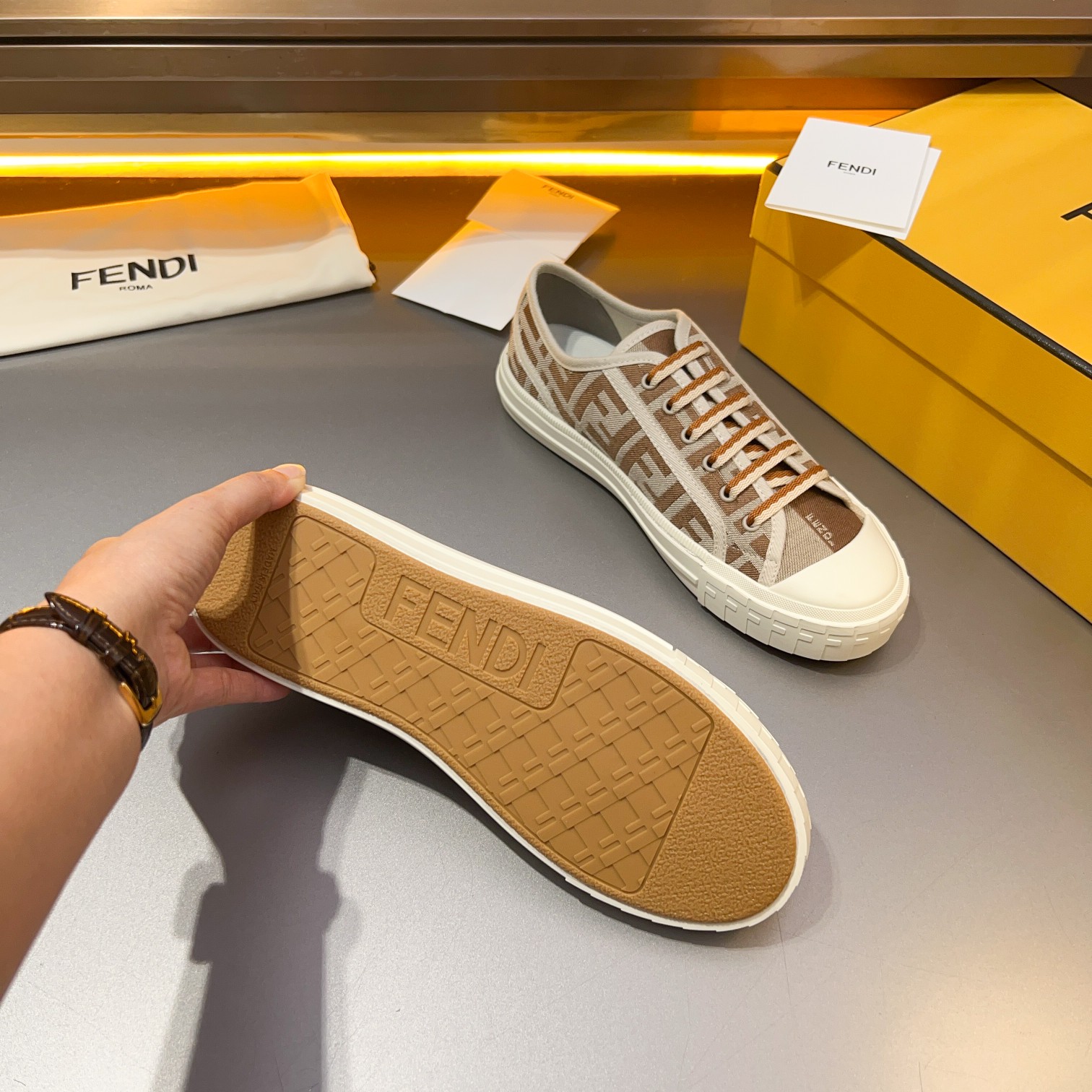 F D Primavera/Verano Pareja Casual Zapatillas de deporte con suela ondulada grabado F. Talón adornad