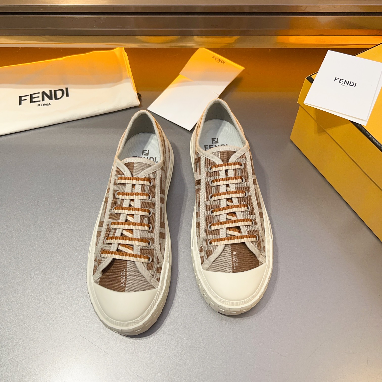 F D Primavera/Verano Pareja Casual Zapatillas de deporte con suela ondulada grabado F. Talón adornad