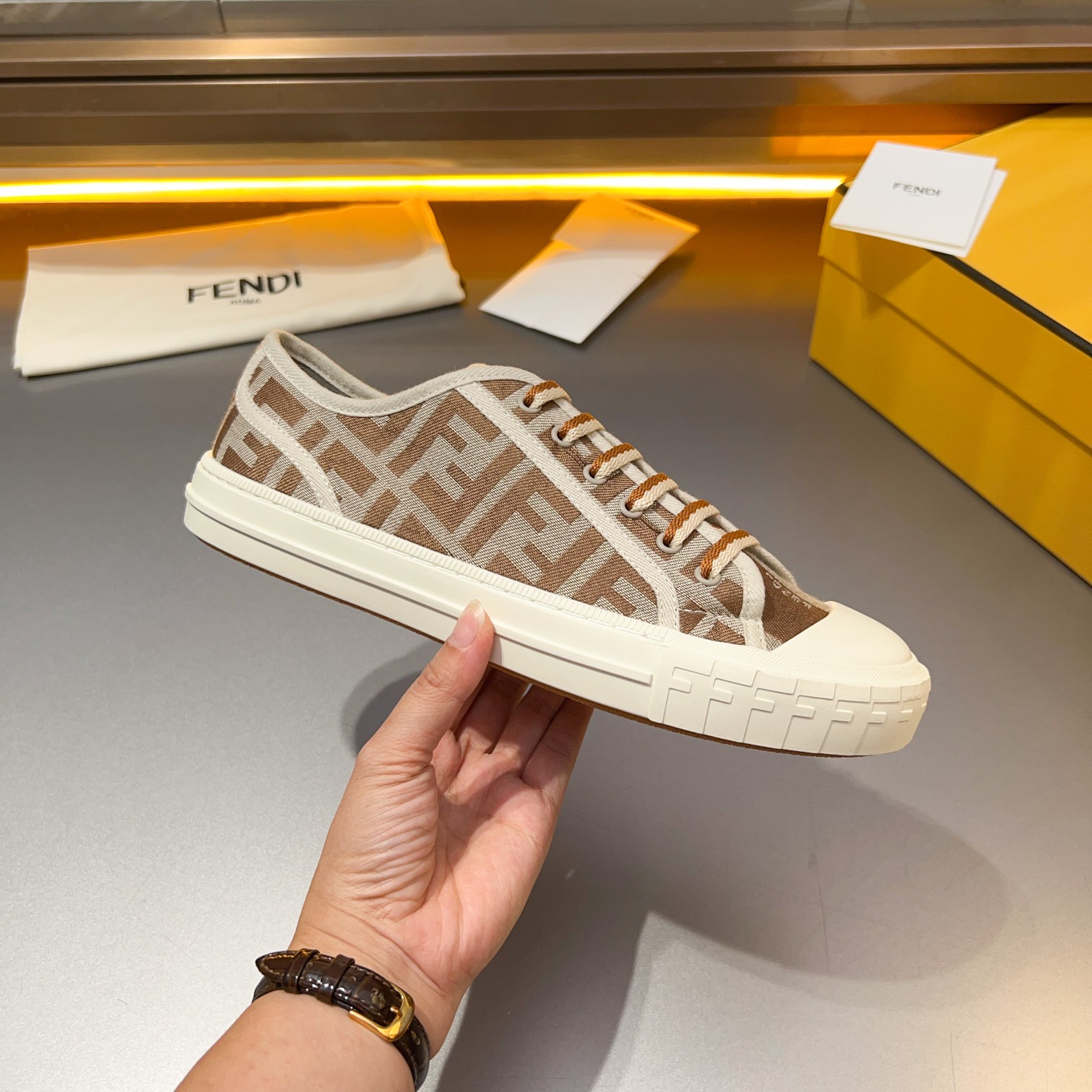 F D Primavera/Verano Pareja Casual Zapatillas de deporte con suela ondulada grabado F. Talón adornad