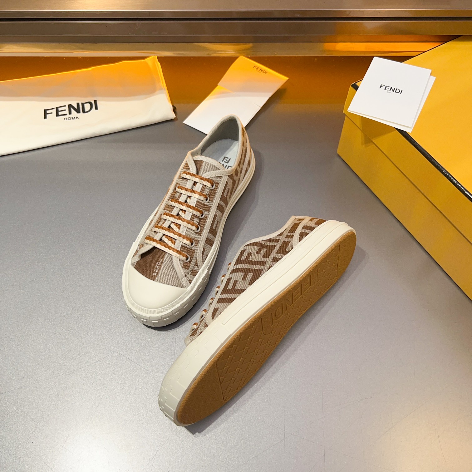 F D Primavera/Verano Pareja Casual Zapatillas de deporte con suela ondulada grabado F. Talón adornad