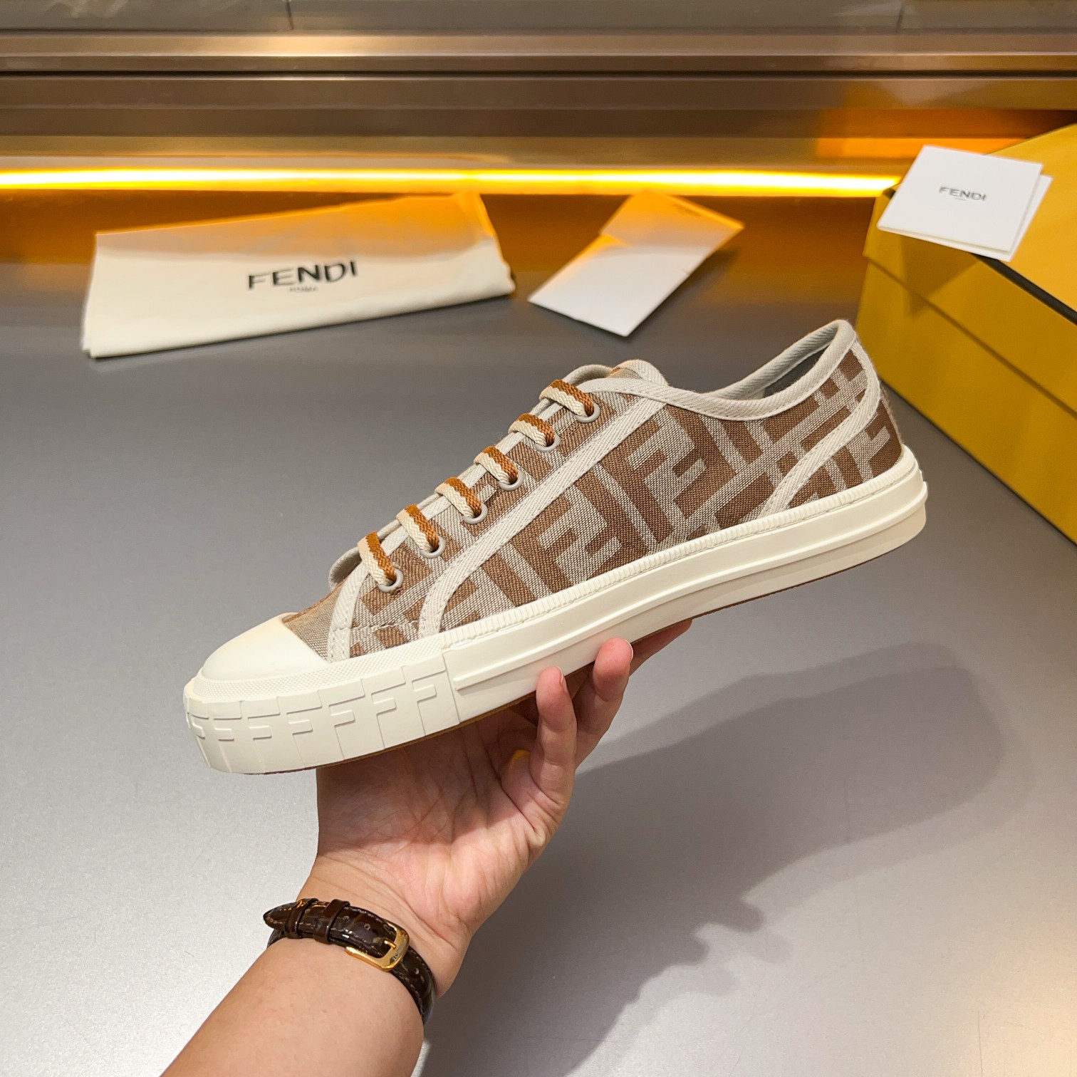 F D Primavera/Verano Pareja Casual Zapatillas de deporte con suela ondulada grabado F. Talón adornad