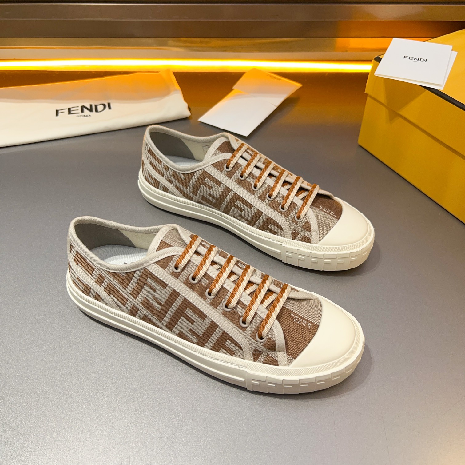 F D Primavera/Verano Pareja Casual Zapatillas de deporte con suela ondulada grabado F. Talón adornad