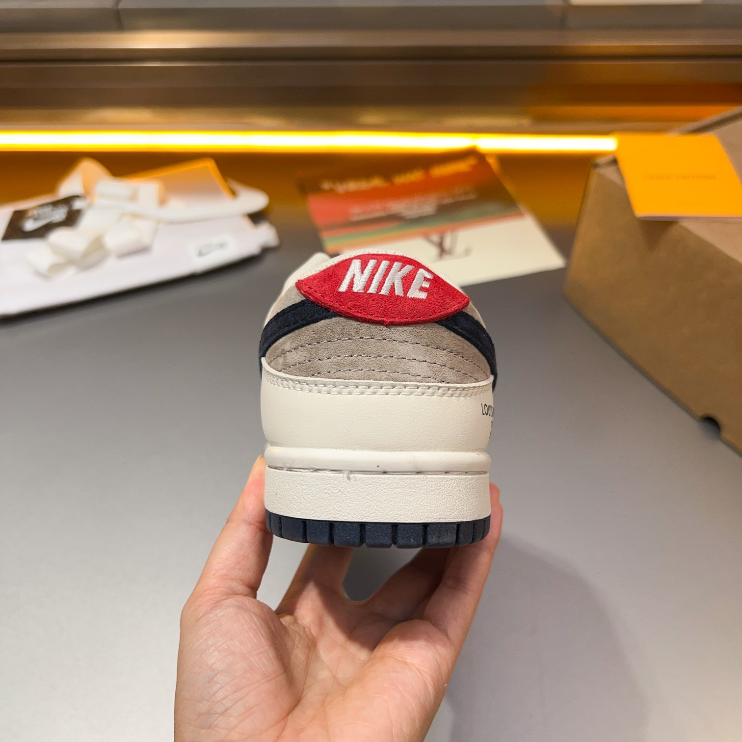 L.v* X nike de marca compartida están confeccionadas en piel de vacuno con cabeza empalmada con orig