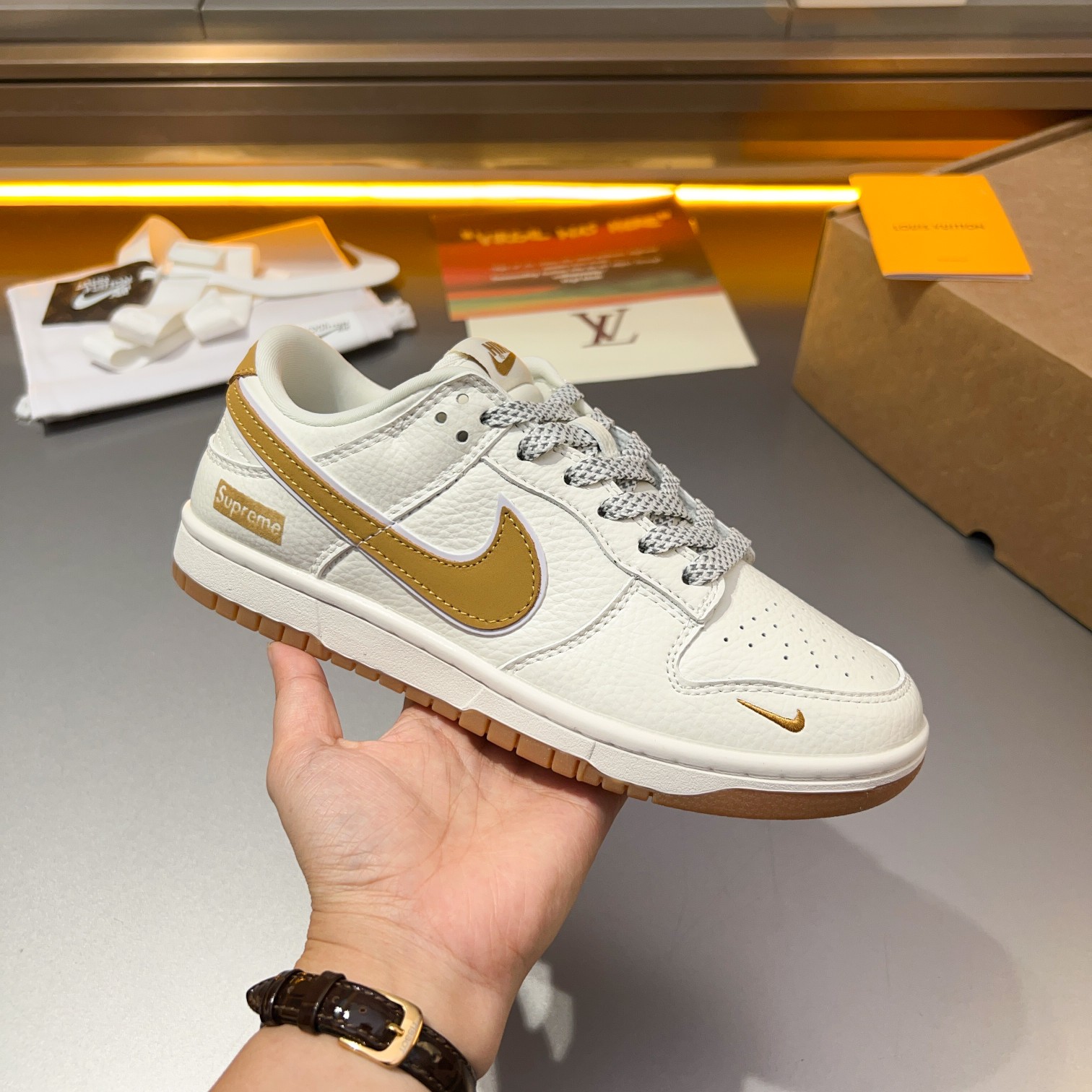 L.v* X nike de marca compartida están confeccionadas en piel de vacuno con cabeza empalmada con orig