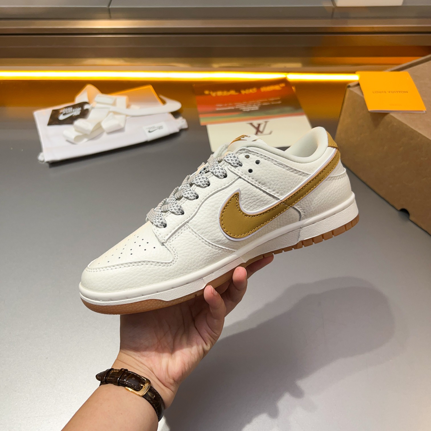 L.v* X nike de marca compartida están confeccionadas en piel de vacuno con cabeza empalmada con orig