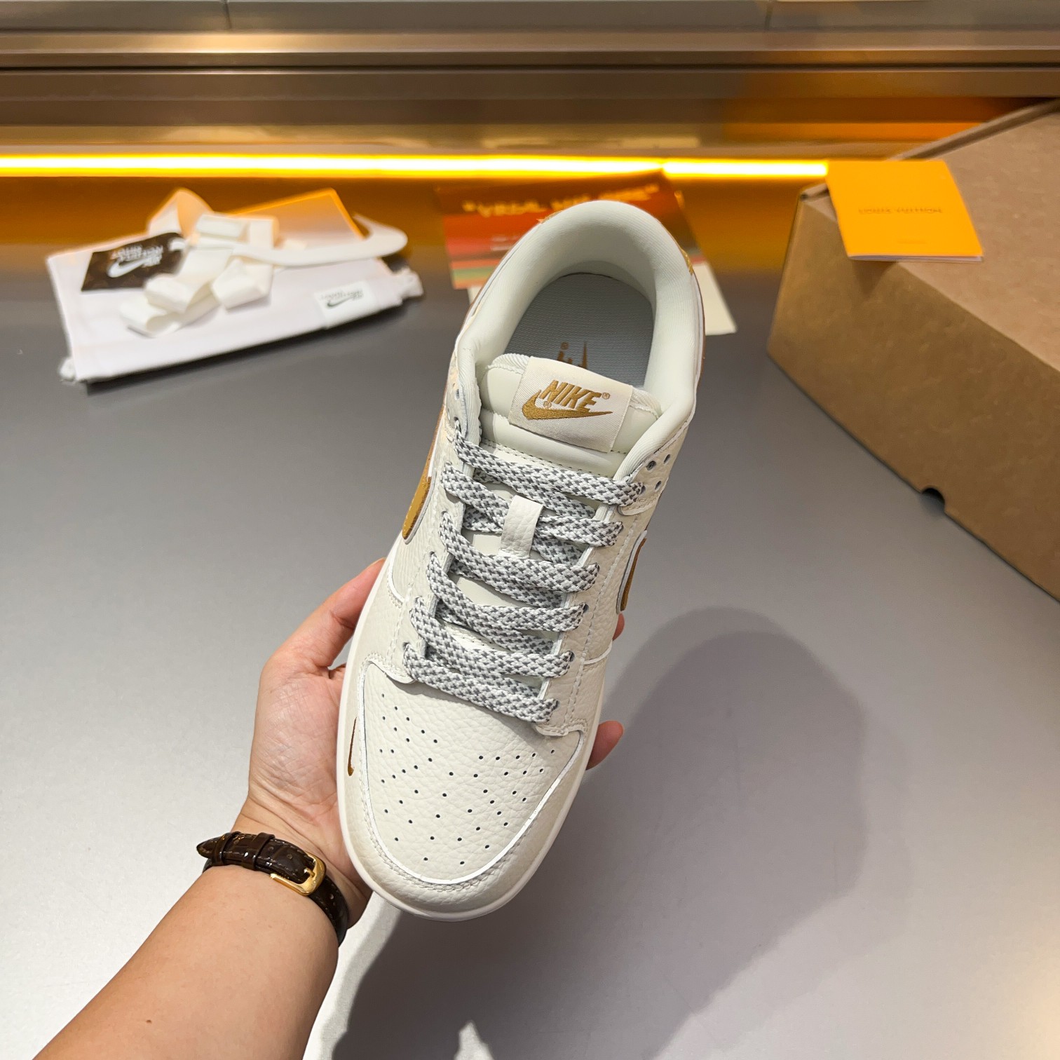 L.v* X nike de marca compartida están confeccionadas en piel de vacuno con cabeza empalmada con orig