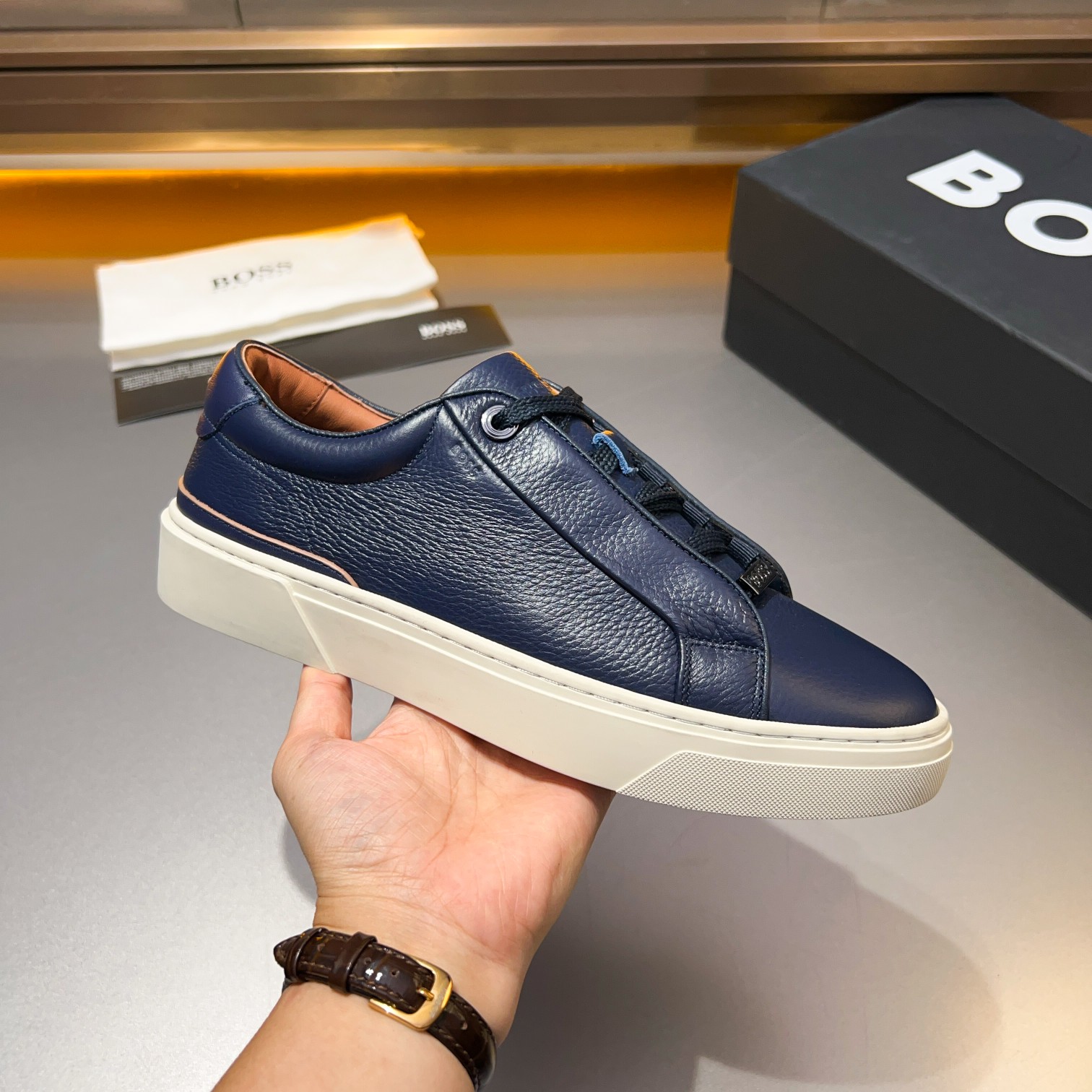 BOS* - Hugo Boss. Marca alemana de gama alta. Contra sincronizado nuevo, de lujo de gama alta de dis