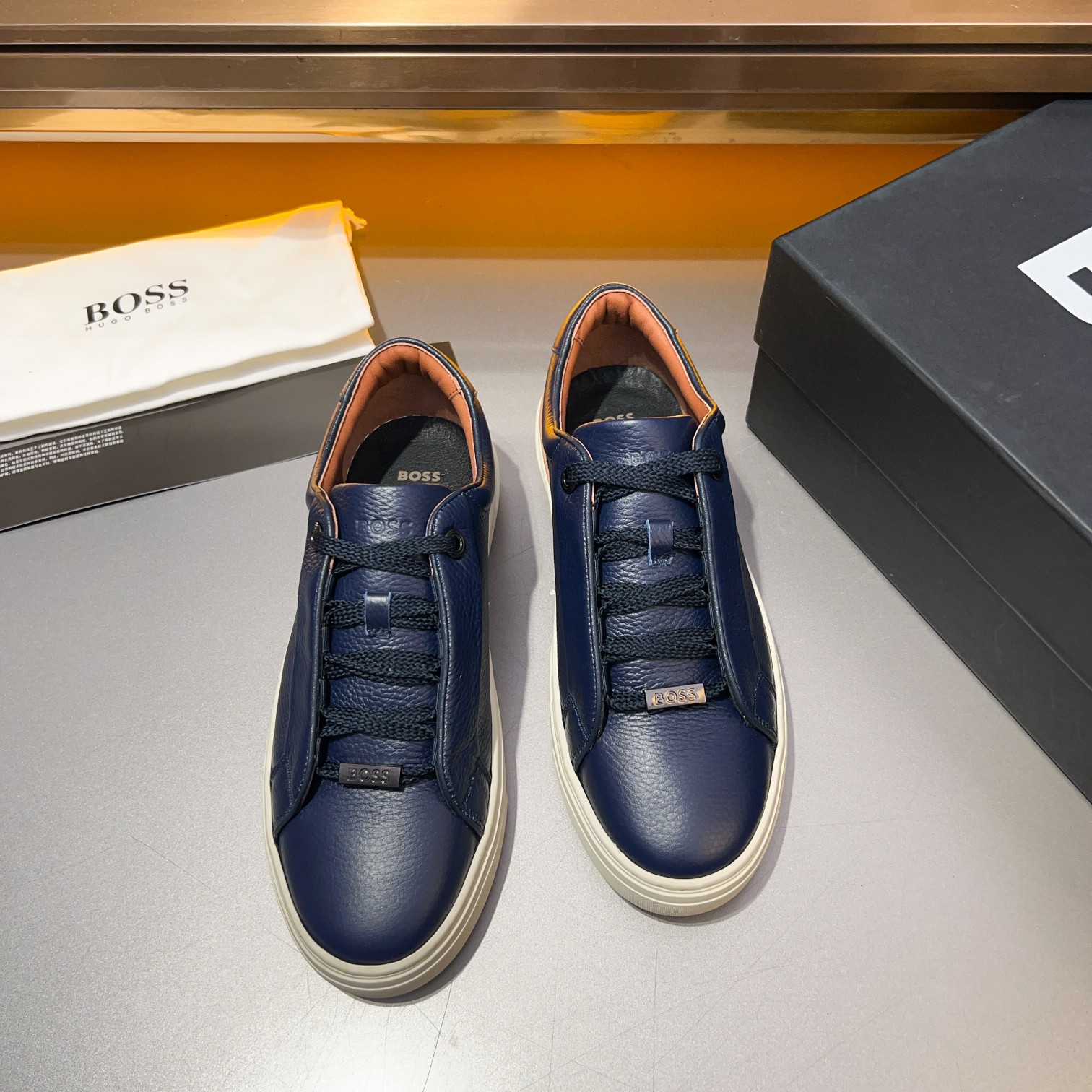 BOS* - Hugo Boss. Marca alemana de gama alta. Contra sincronizado nuevo, de lujo de gama alta de dis
