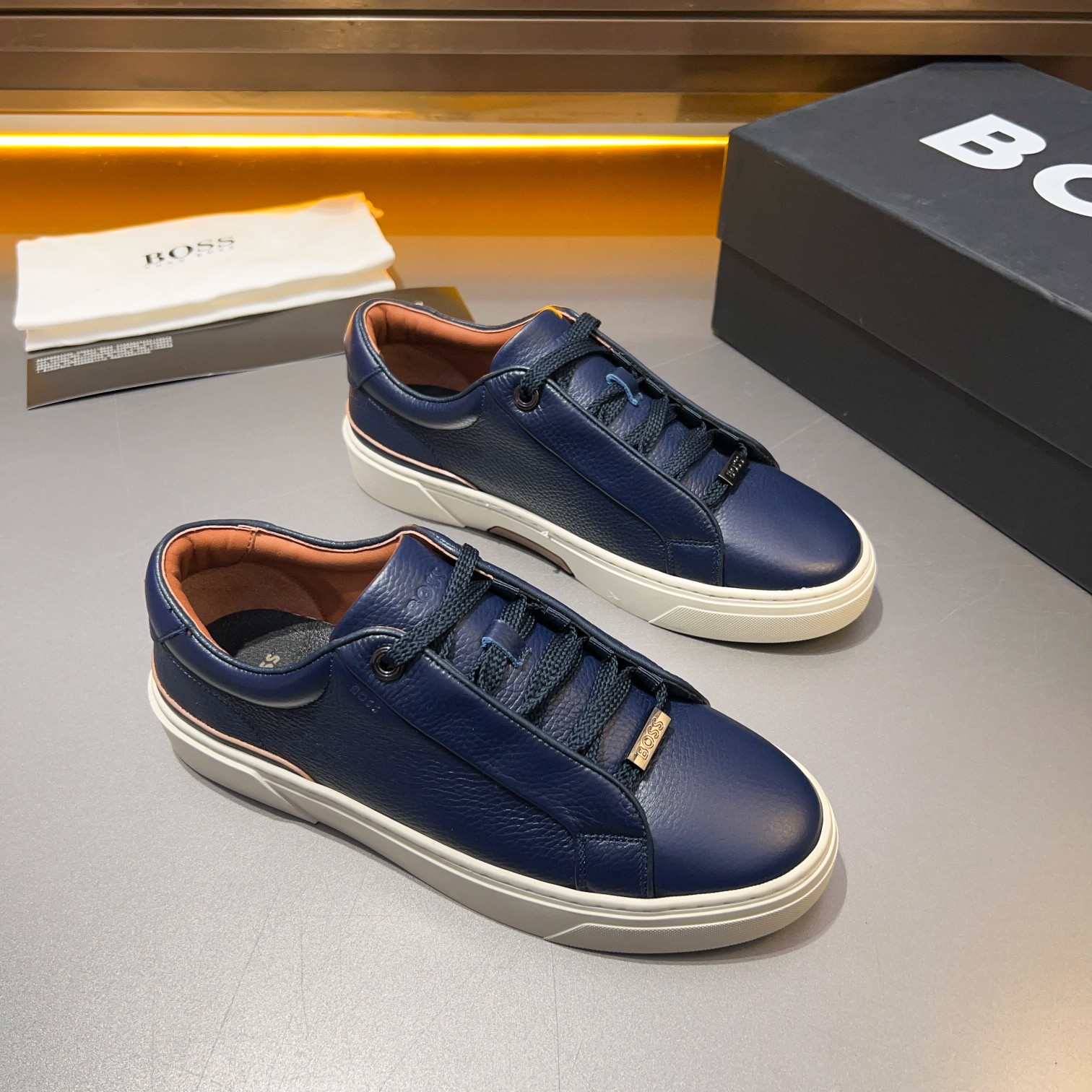 BOS* - Hugo Boss. Marca alemana de gama alta. Contra sincronizado nuevo, de lujo de gama alta de dis