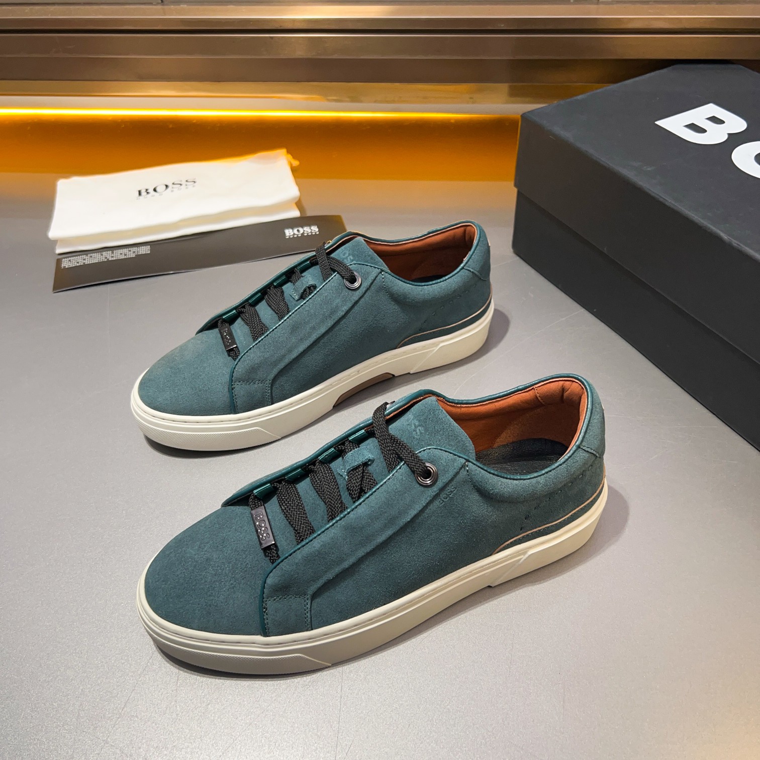 BOS* - Hugo Boss. Marca alemana de gama alta. Contra sincronizado nuevo, de lujo de gama alta de dis