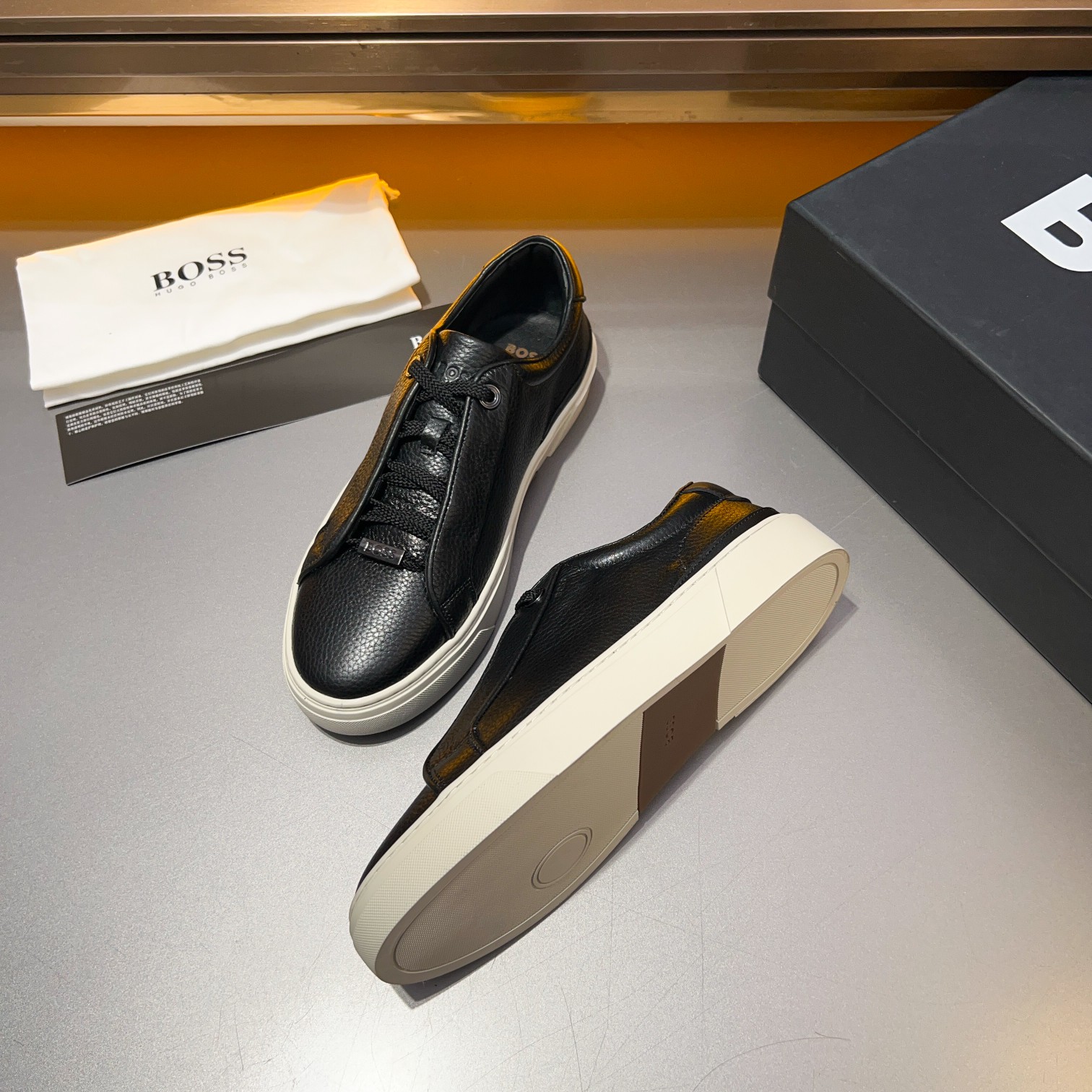 BOS* - Hugo Boss. Marca alemana de gama alta. Contra sincronizado nuevo, de lujo de gama alta de dis