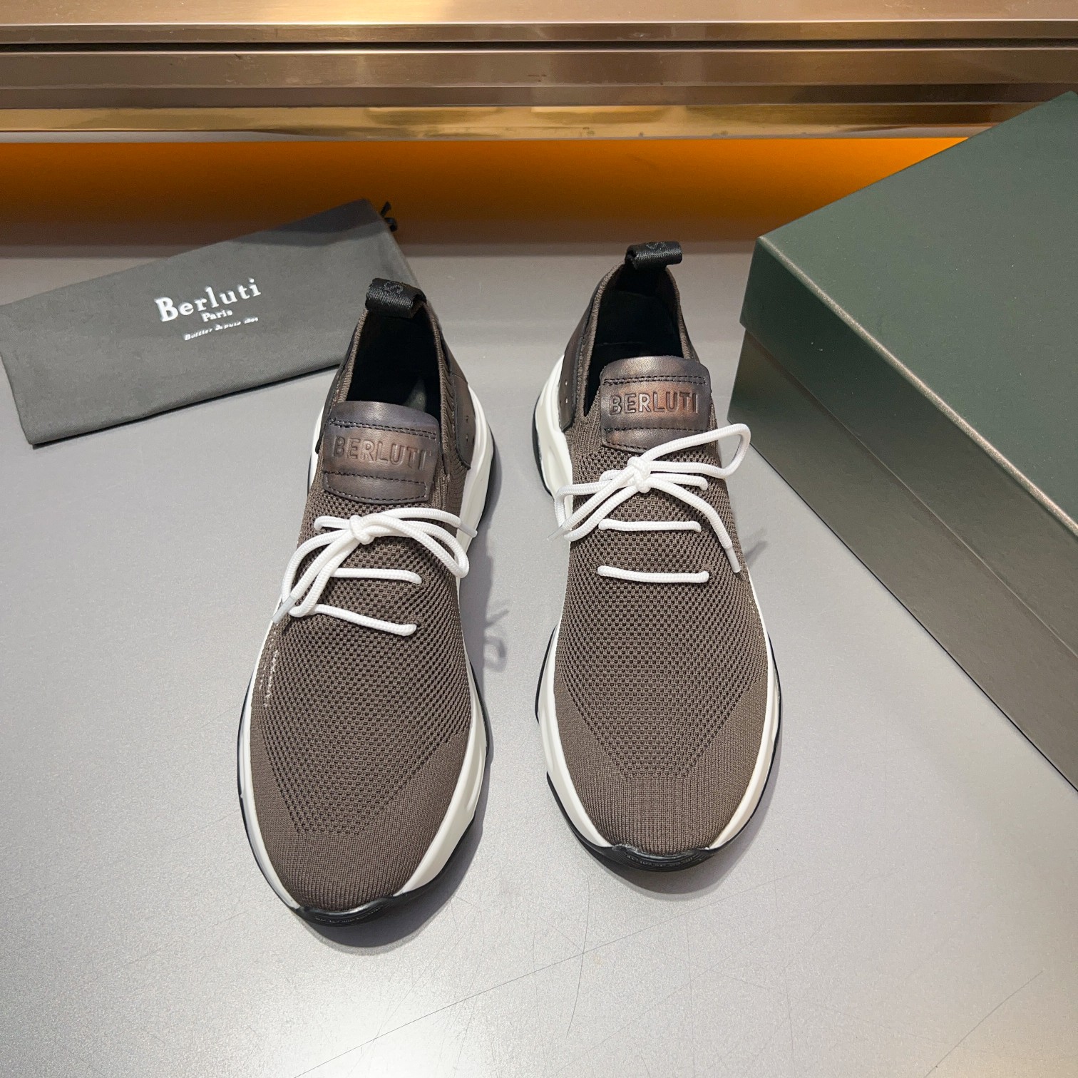 NO:277516,New spring and summer products series, the only version of the market. Berlut* Shadow men's sneakers. The original version was purchased in Hong Kong to create the brand's first knitted sports shoes. This pair of socks is made of light and extremely tough knitted fabric, two-color high-density fly knitted fabric. All details ZP is broken down and developed one by one. It is paired with the signature calf leather embryo hand-painted color-changing technology, which can be said to be a perfect encounter between Berlut*'s traditional exquisite craftsmanship and fabric technology innovation. The up and down uneven electric embroidery 1985!  The original B-shaped embroidery is not embroidered once by ordinary computers in the market!  The original embroidery is full and the concave and convex three-dimensional feeling is strong!  (The market's ordinary needle car embroidery is completely completely out of the original flavor!) ZP disassembly (both inside and outside) is a two-color high-density fly weaving!  Restore the ZP double-layer brand logo footbed, the inner inside is flat and comfortable, the inner code is also handwritten code number!  Original code!  Exclusive private model bottom, perfect restoration of all details... The packaging box is also a private custom 1895 logo. Real pressure-free entry and exit counter Size39-44,,sneakers,cowhide,socks19860909春夏新品系列,市场唯一对版版本 布鲁提 Berlut* Shadow男士运动鞋履 .香港购入原版开发打造作为品牌首款针织运动鞋履,这双袜子鞋用轻盈且极富韧性的针织面料,双色高密度飞织制成 所有细节ZP一一分解开发 搭配招牌的小牛皮皮胚手工擦色改色工艺,可以说是Berlut* 传统精湛工艺和面料技术革新的一次完美邂逅.上下不平整电绣1985！原版B字断开绣成 并非市场普通电脑绣一次绣成！原版刺绣饱满 凹凸立体感强！（市场普通针车绣起来完完全全脱离原版味道！） ZP拆解（内外两色）属双色高密度飞织！还原ZP双层品牌logo垫脚 内里平整舒适内标编码也是手写码数！原版标码！独家私模大底,所有细节完美还原……包装盒也是私人定制1895logo 真正的进出专柜无压力 Size39-44,,sneakers,cowhide,socks,Men's shoes