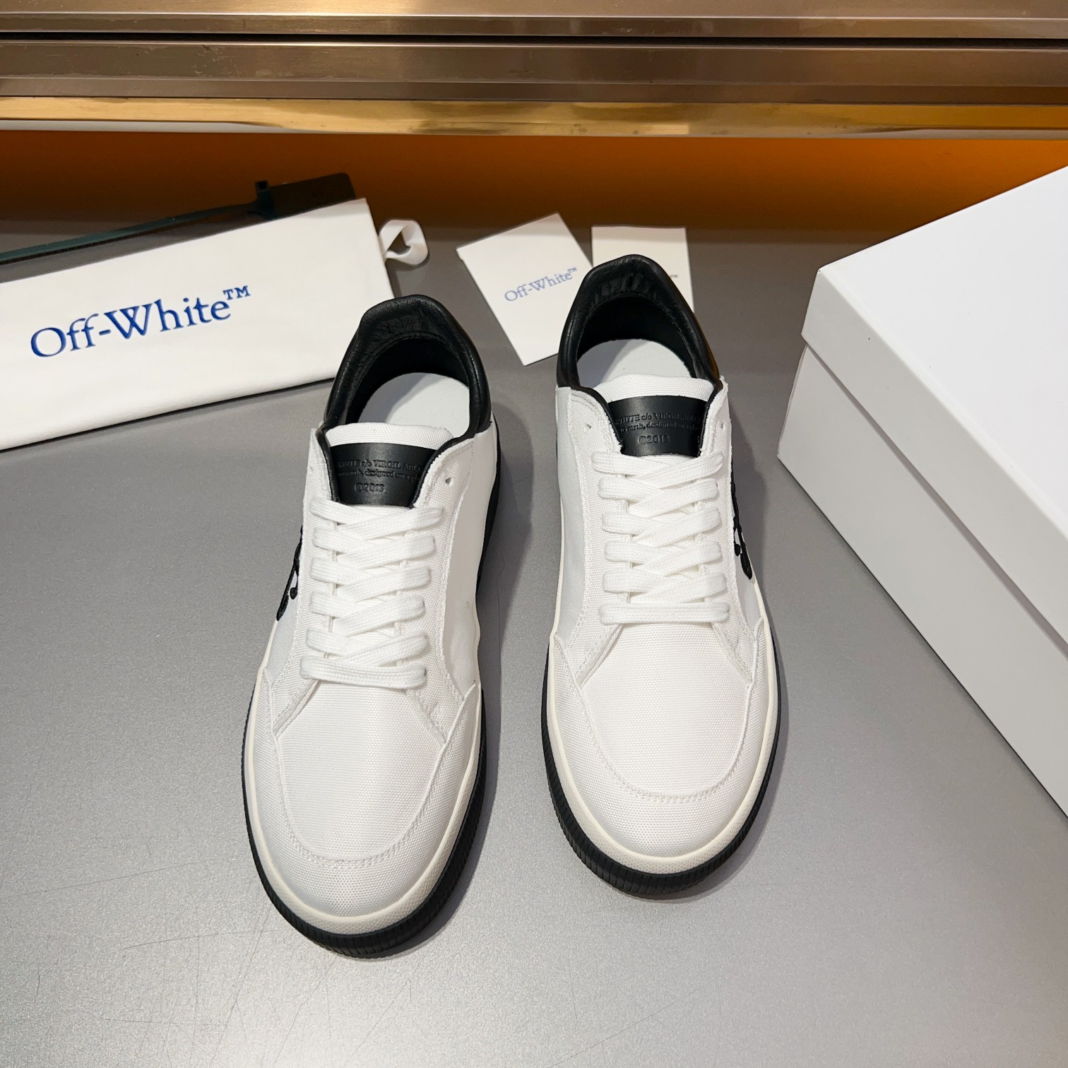 Off-White nuevas zapatillas deportivas con cordones y bloques de color, parte superior de piel de te