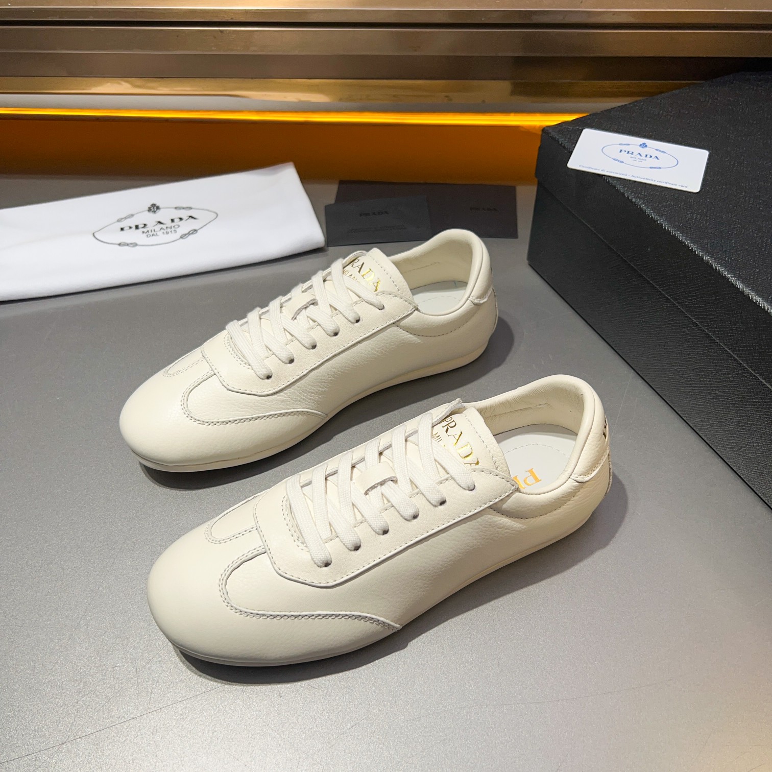 Código: YS003343Prada/Prada Zapatillas casual atléticas de piel para hombre Esta sofisticada zapatil