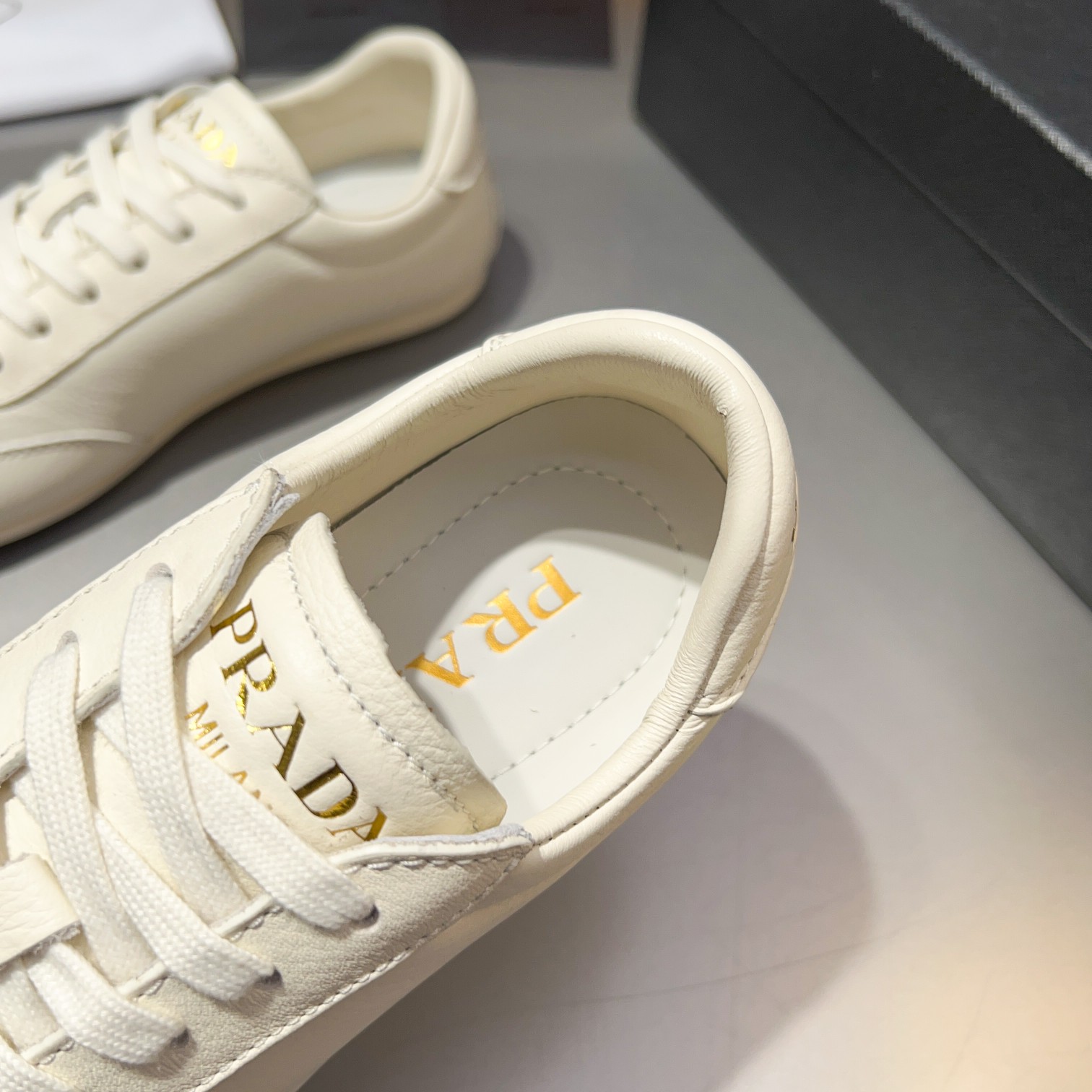 Código: YS003343Prada/Prada Zapatillas casual atléticas de piel para hombre Esta sofisticada zapatil