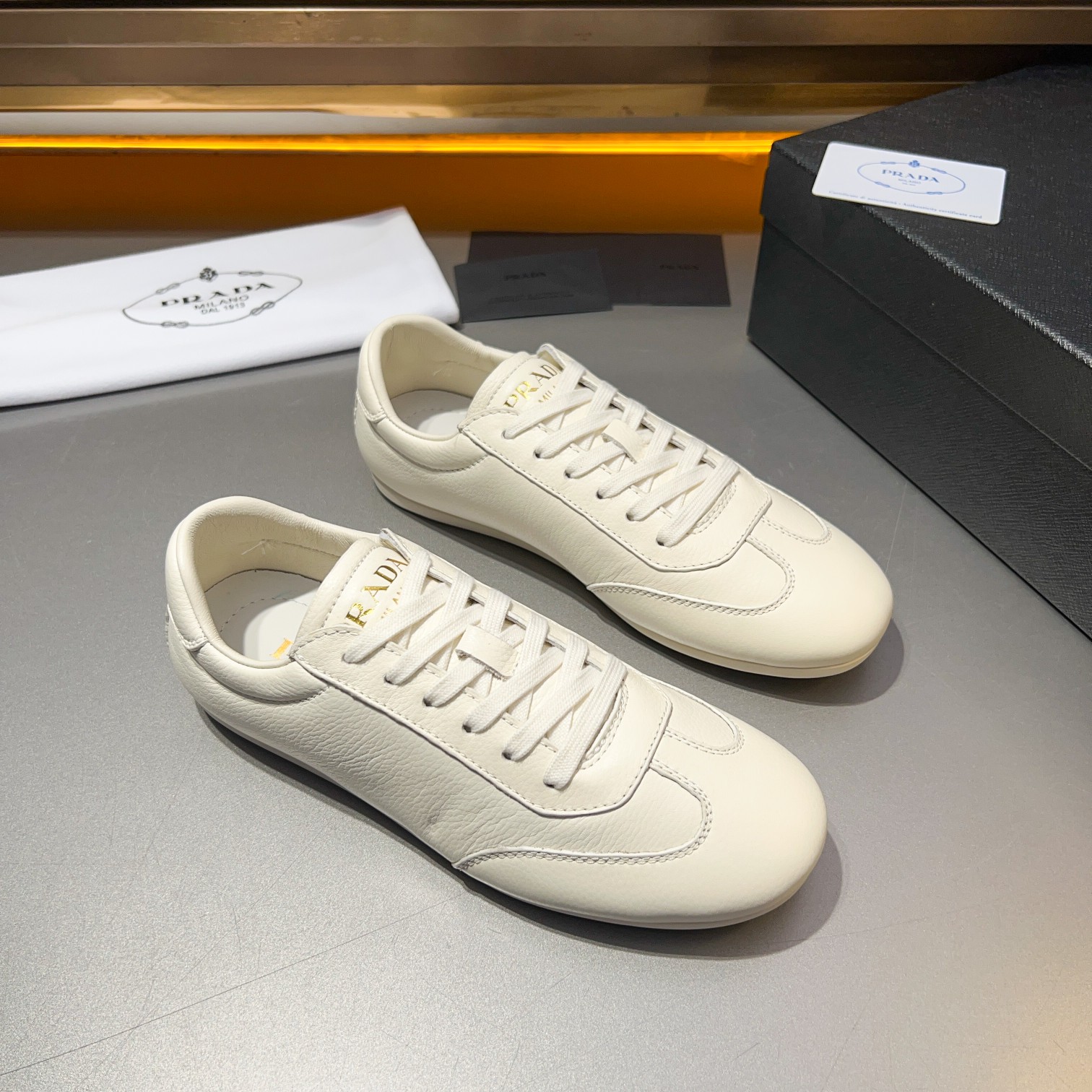 Código: YS003343Prada/Prada Zapatillas casual atléticas de piel para hombre Esta sofisticada zapatil