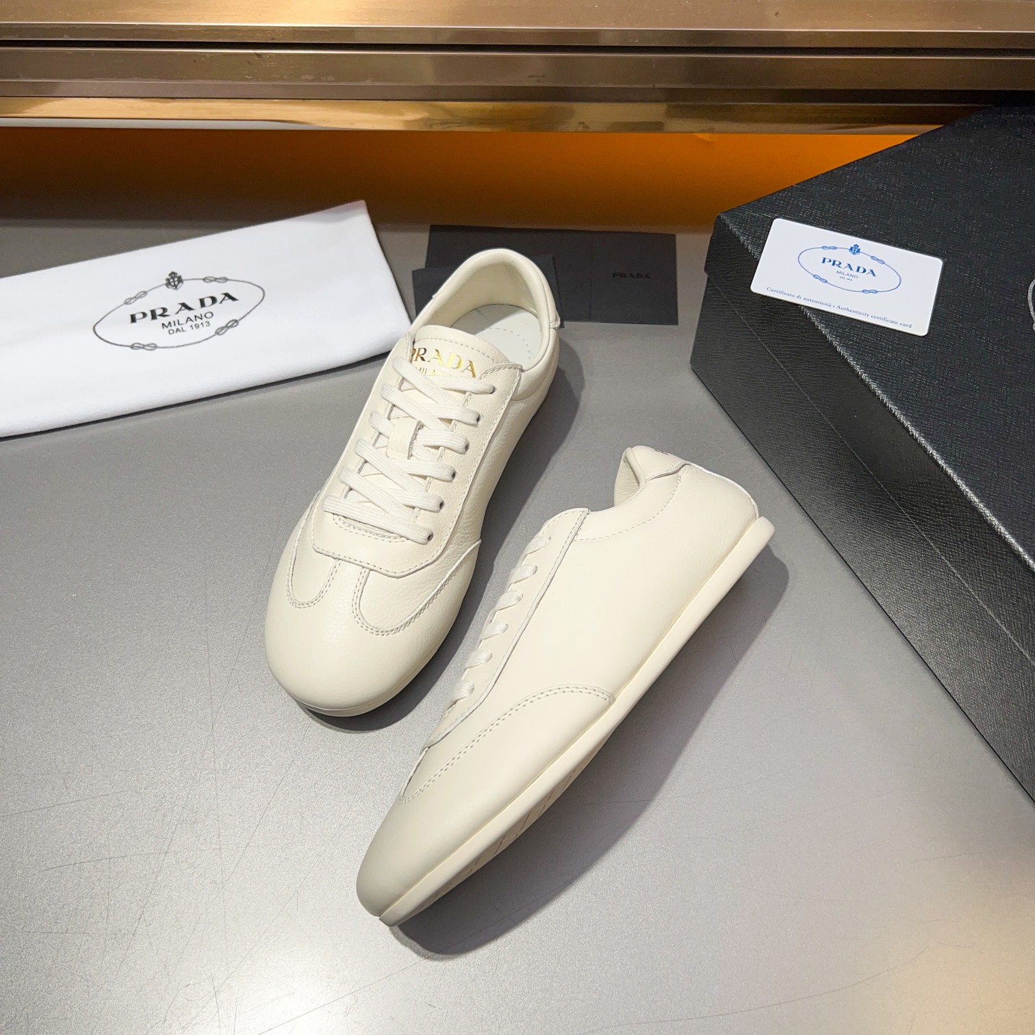 Código: YS003343Prada/Prada Zapatillas casual atléticas de piel para hombre Esta sofisticada zapatil