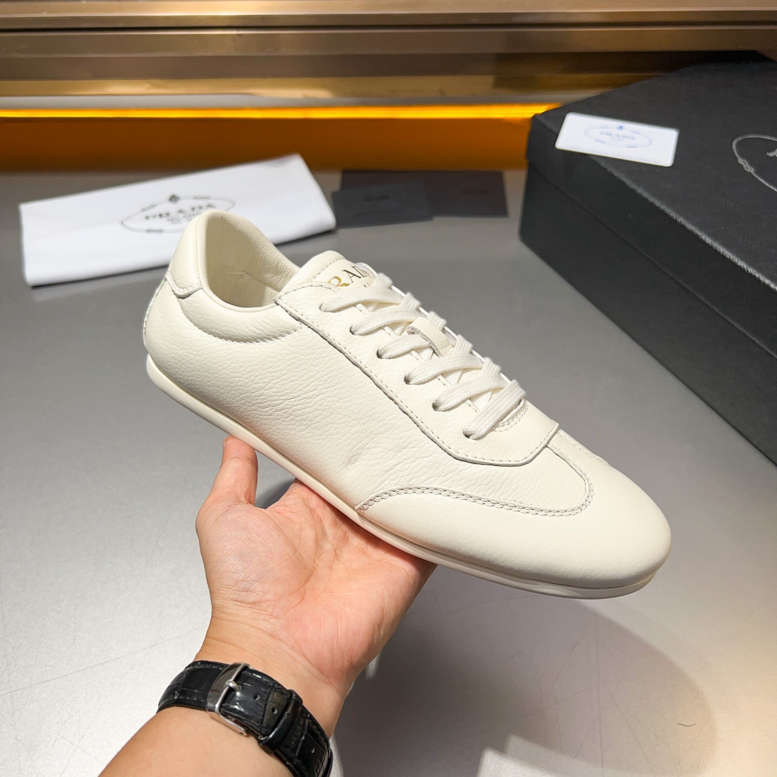 Código: YS003343Prada/Prada Zapatillas casual atléticas de piel para hombre Esta sofisticada zapatil