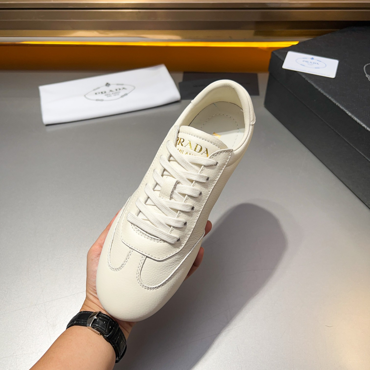 Código: YS003343Prada/Prada Zapatillas casual atléticas de piel para hombre Esta sofisticada zapatil