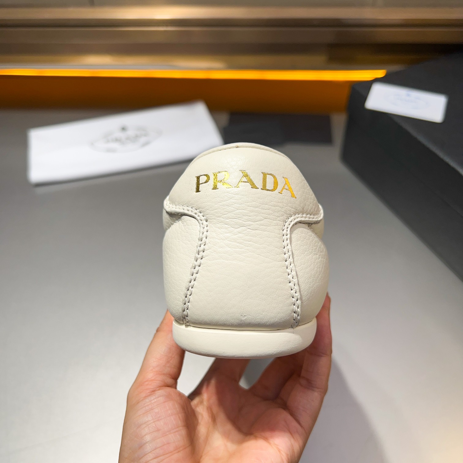 Código: YS003343Prada/Prada Zapatillas casual atléticas de piel para hombre Esta sofisticada zapatil
