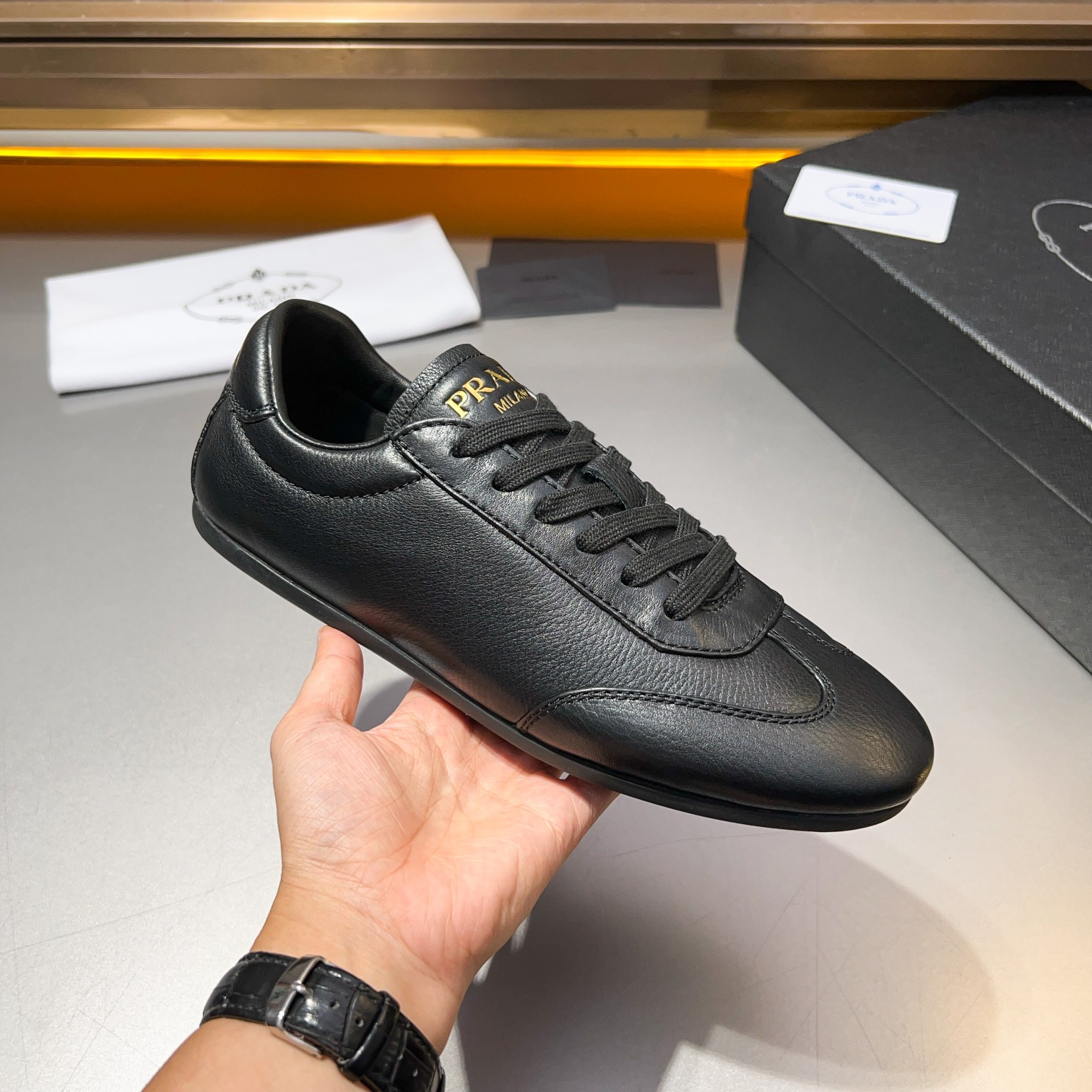 Código: YS003343Prada/Prada Zapatillas casual atléticas de piel para hombre Esta sofisticada zapatil