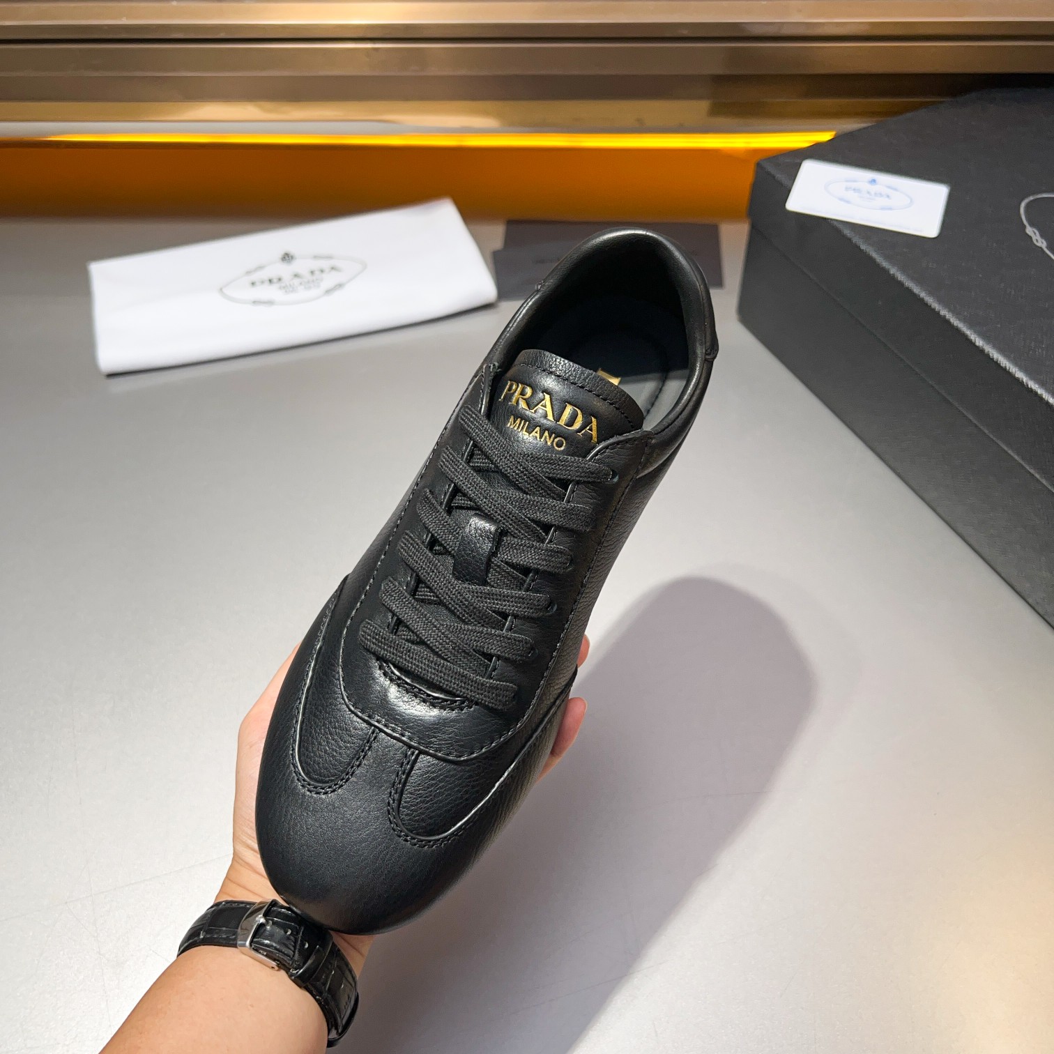 Código: YS003343Prada/Prada Zapatillas casual atléticas de piel para hombre Esta sofisticada zapatil