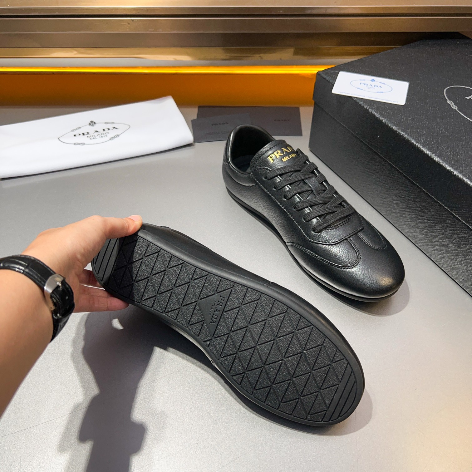Código: YS003343Prada/Prada Zapatillas casual atléticas de piel para hombre Esta sofisticada zapatil