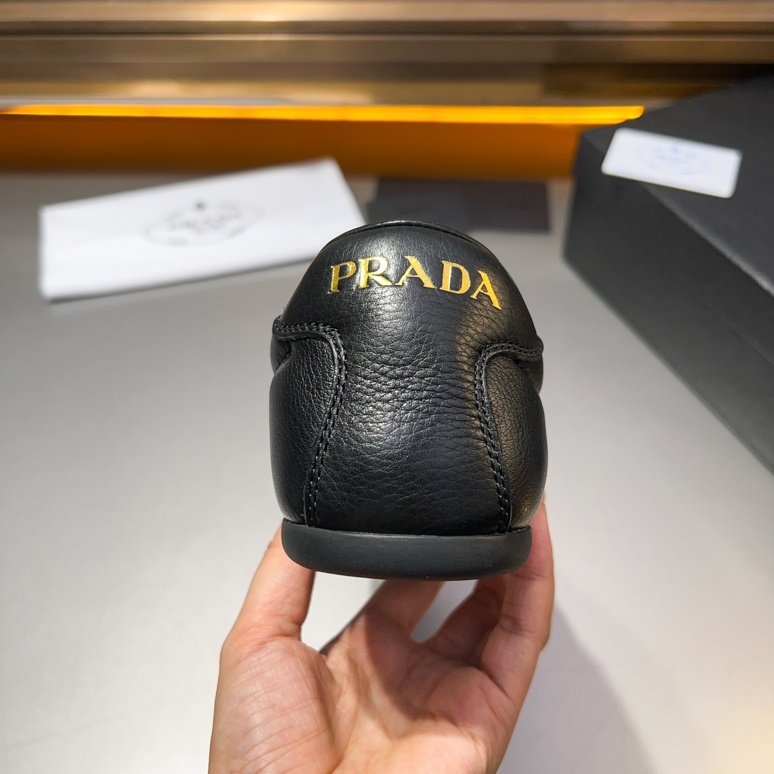 Código: YS003343Prada/Prada Zapatillas casual atléticas de piel para hombre Esta sofisticada zapatil