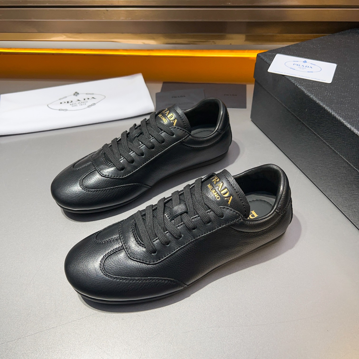 Código: YS003343Prada/Prada Zapatillas casual atléticas de piel para hombre Esta sofisticada zapatil