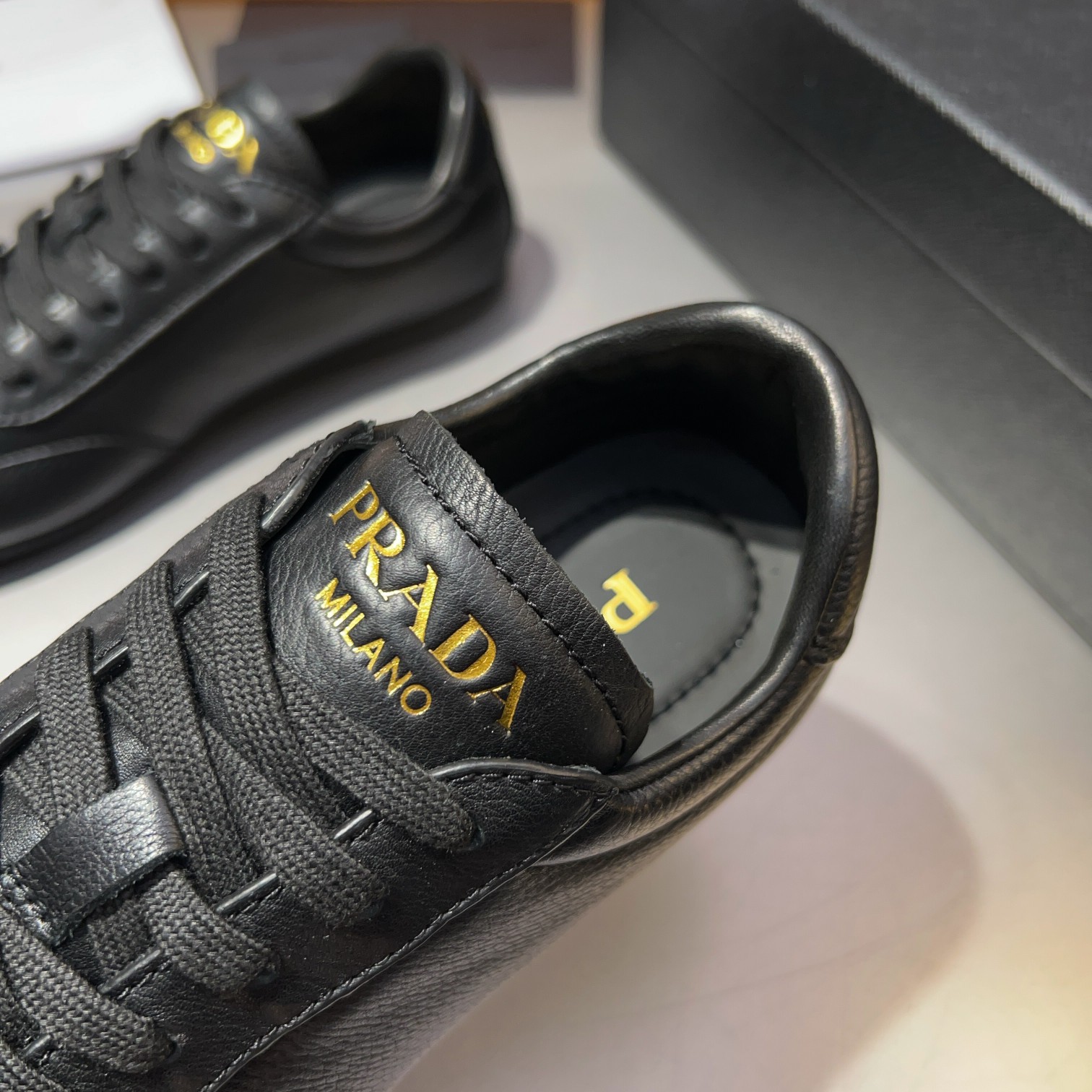 Código: YS003343Prada/Prada Zapatillas casual atléticas de piel para hombre Esta sofisticada zapatil