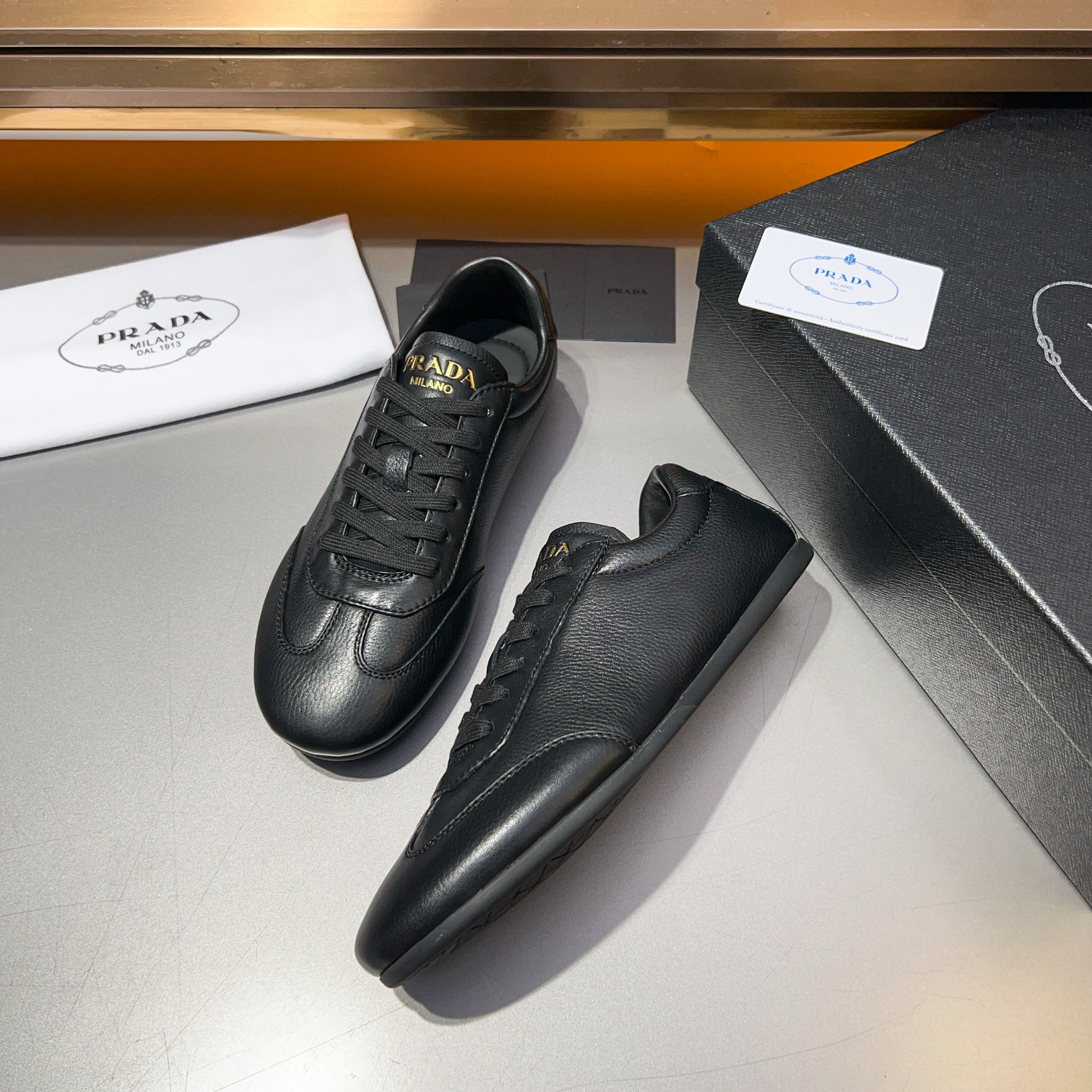 Código: YS003343Prada/Prada Zapatillas casual atléticas de piel para hombre Esta sofisticada zapatil