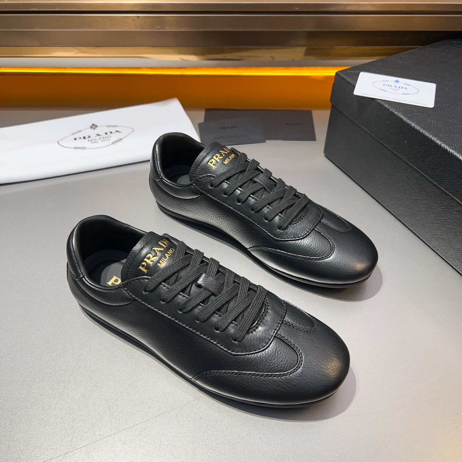 Código: YS003343Prada/Prada Zapatillas casual atléticas de piel para hombre Esta sofisticada zapatil