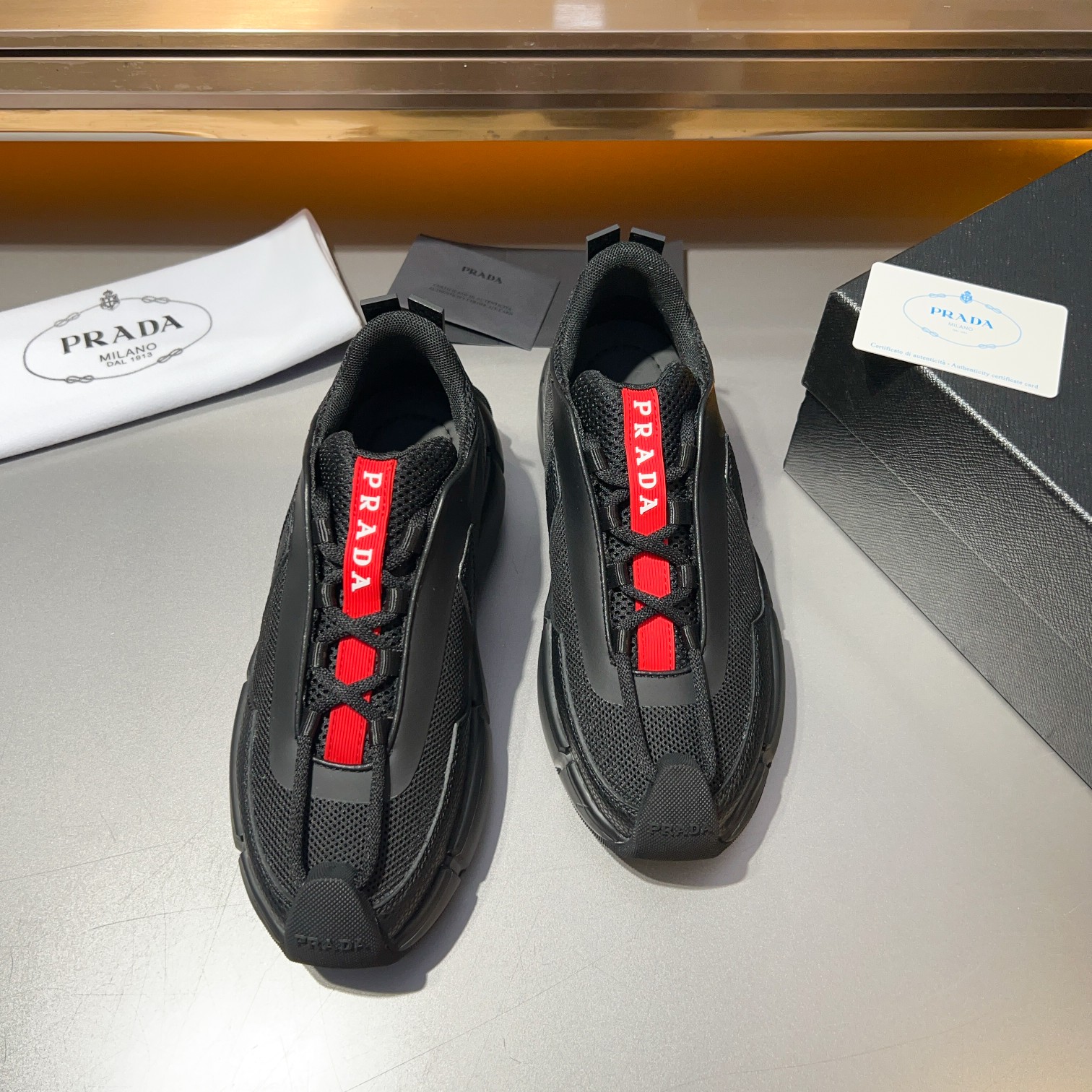 Prada Zapatos Zapatillas deportivas Rojo Empalme Hombres Cuero de vaca Caucho Fashion Casual