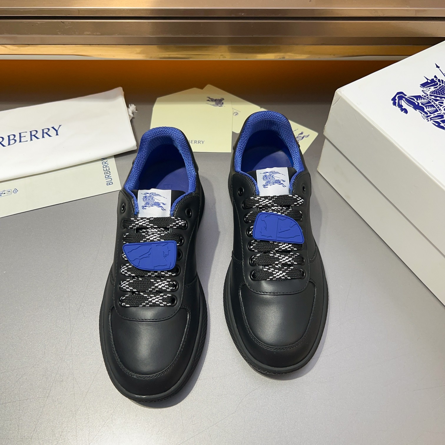 NO:541909,B-Home Burberry Ss men's classic low-top plaid canvas sneakers are rejuvenated with Vintage retro plaid cotton material, decorated with a new brand logo. The top layer cowhide inner lining, the heel is decorated with Burberry letter embossed logo, and the original TPU outsole!  Size39-44 (38 45.46 Custom made), burberry, burberry, sneakers, cowhide19860909B家巴宝莉Ss男士经典低帮格纹帆布运动鞋,以 Vintage 复古格纹棉材质焕新演绎,装饰焕新的品牌徽标.头层牛皮内里,鞋跟饰有 Burberry 字母压花徽标,TPU原版大底！ Size39-44（38 45.46定做）,,burberry,burberry,sneakers,cowhide,Men's shoes