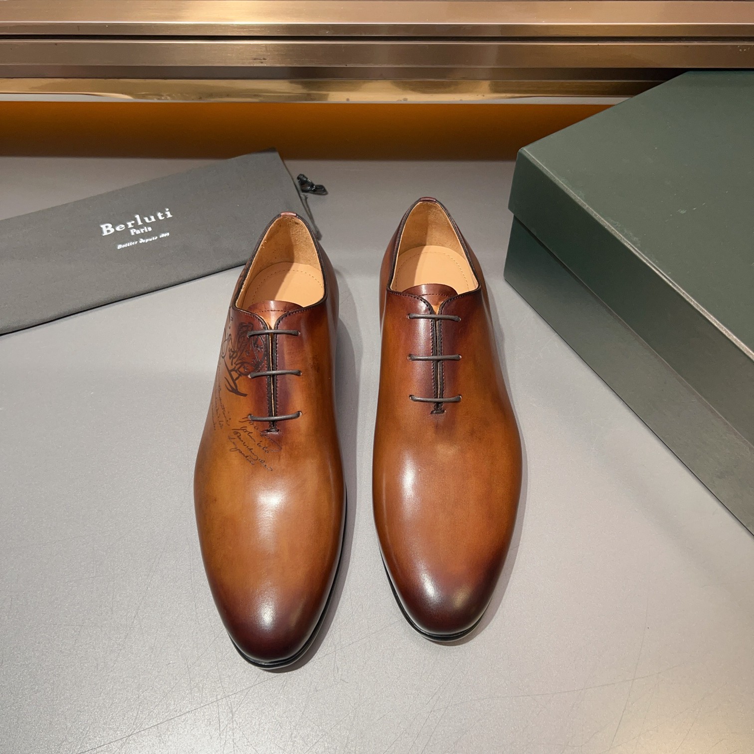 NO:272364,【Berluti】High-end finest polished hand-painted imported cowhide, Italian original genuine leather sole, cowhide inner footbed. The new four-season Alessandro Demesure series, professional Patina dyeing, a thicker sole on conventional shoes, the inner sole contrasts with the sole, and the Berluti logo is specially engraved to add a touch of elegance to the sole. Size 39-44 38 45 orders,,cowhide,Leather soles19860909【Berluti】高端精品 擦色手绘进口牛皮,意大利原版真皮大底,牛皮内里垫脚. 四季新款Alessandro Demesure系列,专业的Patina染色处理,在常规的鞋履上采用较厚的鞋底,内里与鞋底形成对比,专刻Berluti标志为鞋底增添一丝优雅. Size 39-44 38 45 订,,cowhide,Leather soles,Men's shoes