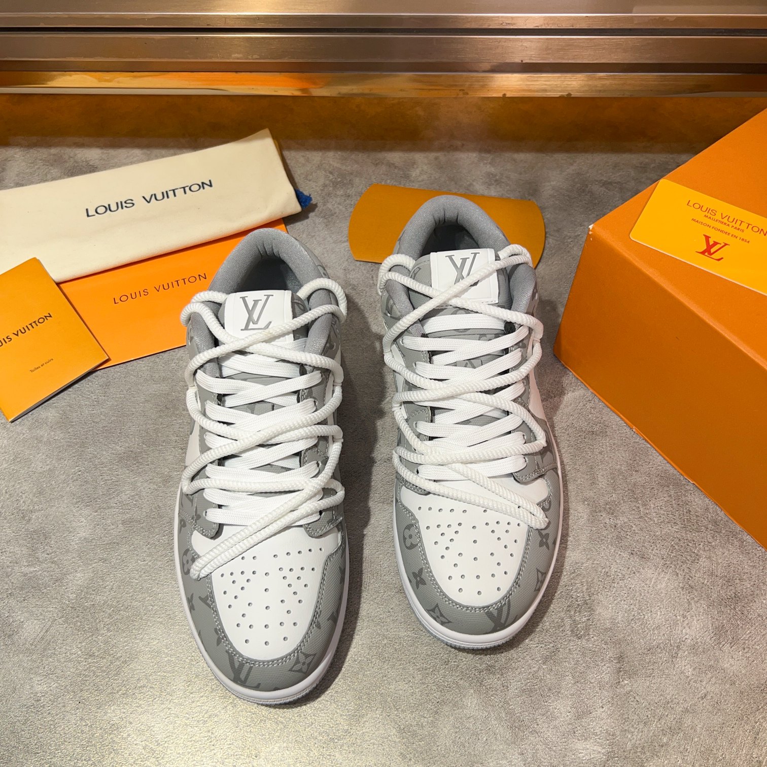 NO:347537,L.v* X nike co-branded low-top casual sneakers, carefully crafted from the original canvas with a cowhide splicing on the top layer of cowhide, side-mounted printed logo decoration, two-color rubber sole, rear side and heel all have brand iconic details to enhance the style. Fashionable and versatile, can add luster to various shapes. Create a unique dynamic vitality and modern atmosphere with exquisite design Size39-44 (customized on 38 45 46),,sneakers,cowhide19860909L.v* X nike联名低帮休闲运动鞋,采用头层牛皮拼接原版帆布精心制作,侧身联名印花logo装饰,双色橡胶鞋底、后侧鞋口和鞋跟处均带有品牌标志性细节,提升格调.时尚百搭,可为各式造型增光添彩.塑造独具动感活力与摩登气息的精致设计Size39-44（38 45 46定做）,,sneakers,cowhide,Men's shoes