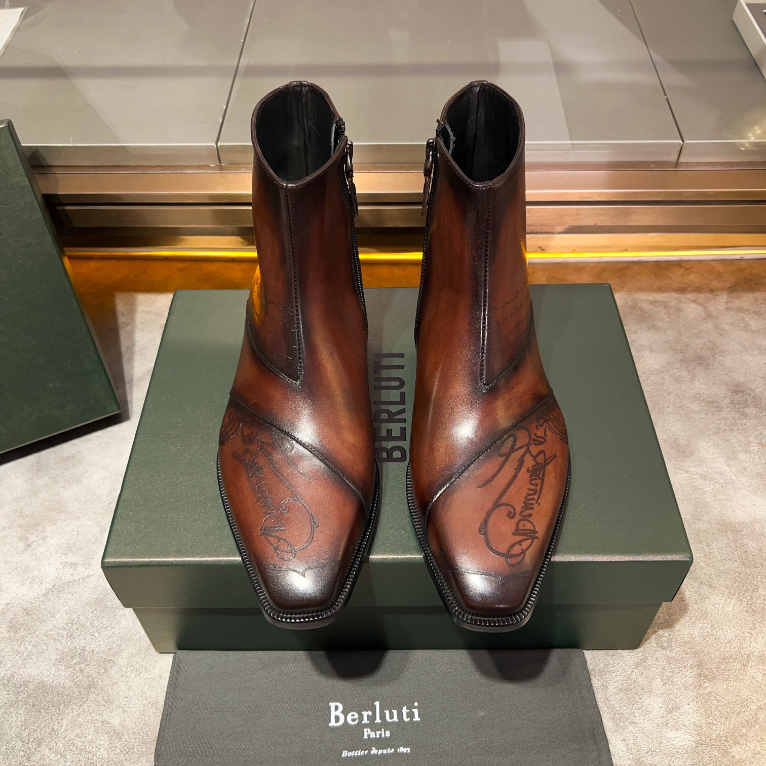 NO:349336,Berluti/Bruti New style is coming. Imported cowhide material is made of pure hand-papered and repeated color modification. Inner footbed is made of imported calfskin. Brand logo two colors. Genuine leather. Outsole. The distinctive inlay of the sole echoes the heel color. Fashionable and comfortable. Perfect interpretation of fashion. Sunny and stylish. Suitable for all occasions. All original packaging. Good products for your own. Size39-44 (customized at 38.45.46),,cowhide19860909Berluti/布鲁提 新款来袭 进口牛皮材质纯手工重复擦色改色制成 内里垫脚进口小牛皮制作 品牌logo双色 真皮 大底 鞋底鲜明的嵌线与鞋跟颜色相呼应 时髦又舒适 完美诠释了时尚 阳光 有型 适合各种场合 全原包装 自留佳品. Size39-44（38.45.46可定做）,,cowhide,Men's shoes