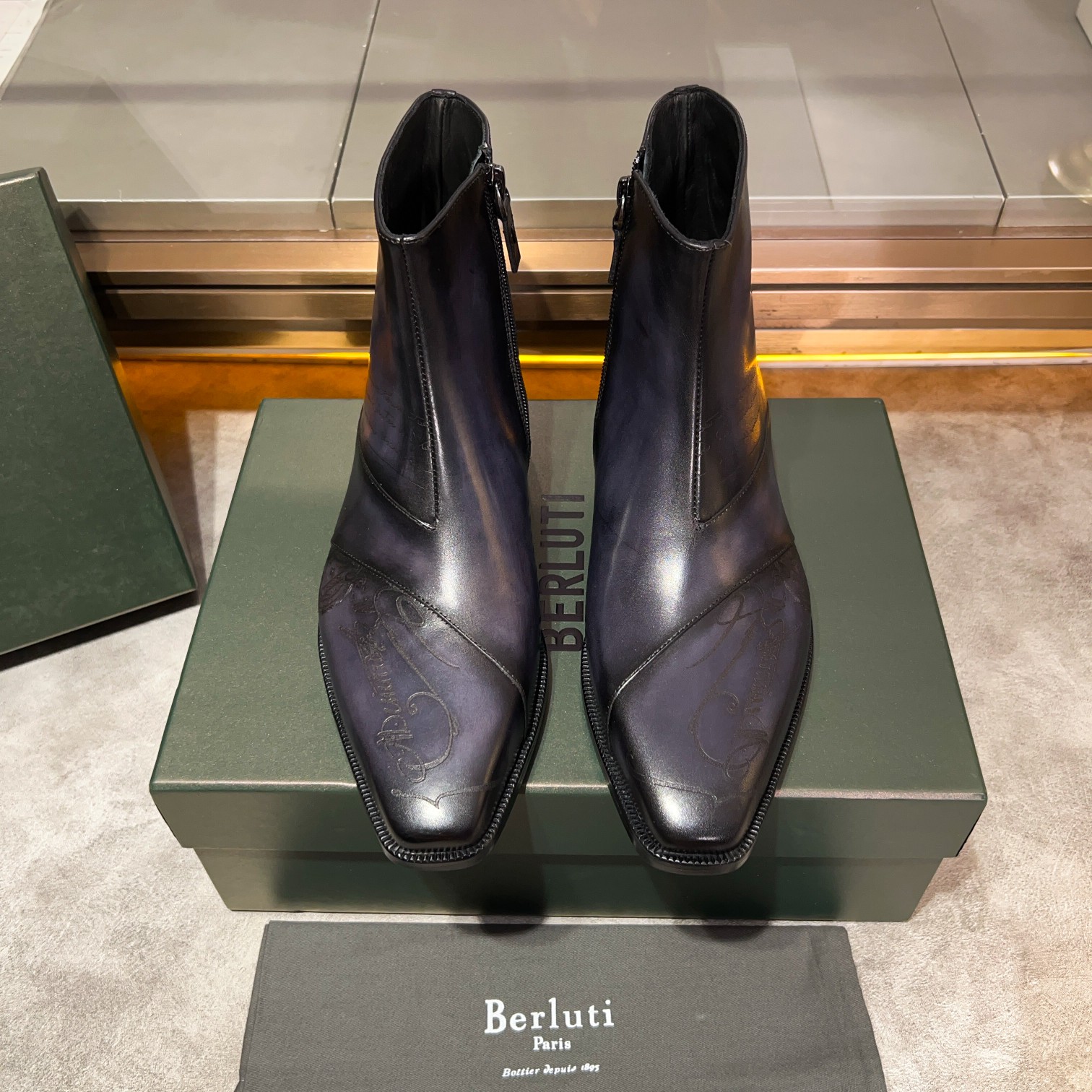 NO:639842,Berluti/Bruti's new model is coming. Imported cowhide material is made of pure hand-made repeated rubbing and color change. The lining is made of imported calfskin. The brand logo is two-color. Genuine leather outsole. The distinctive stitching on the sole echoes the color of the heel. Fashionable and comfortable. It perfectly interprets fashion, sunshine and style. Suitable for various occasions. All original packaging. Keep it for yourself. Size39-44 (38.45.46 can be customized),,cowhide19860909Berluti/布鲁提 新款来袭 进口牛皮材质纯手工重复擦色改色制成 内里垫脚进口小牛皮制作 品牌logo双色 真皮 大底 鞋底鲜明的嵌线与鞋跟颜色相呼应 时髦又舒适 完美诠释了时尚 阳光 有型 适合各种场合 全原包装 自留佳品. Size39-44（38.45.46可定做）,,cowhide,Men's shoes