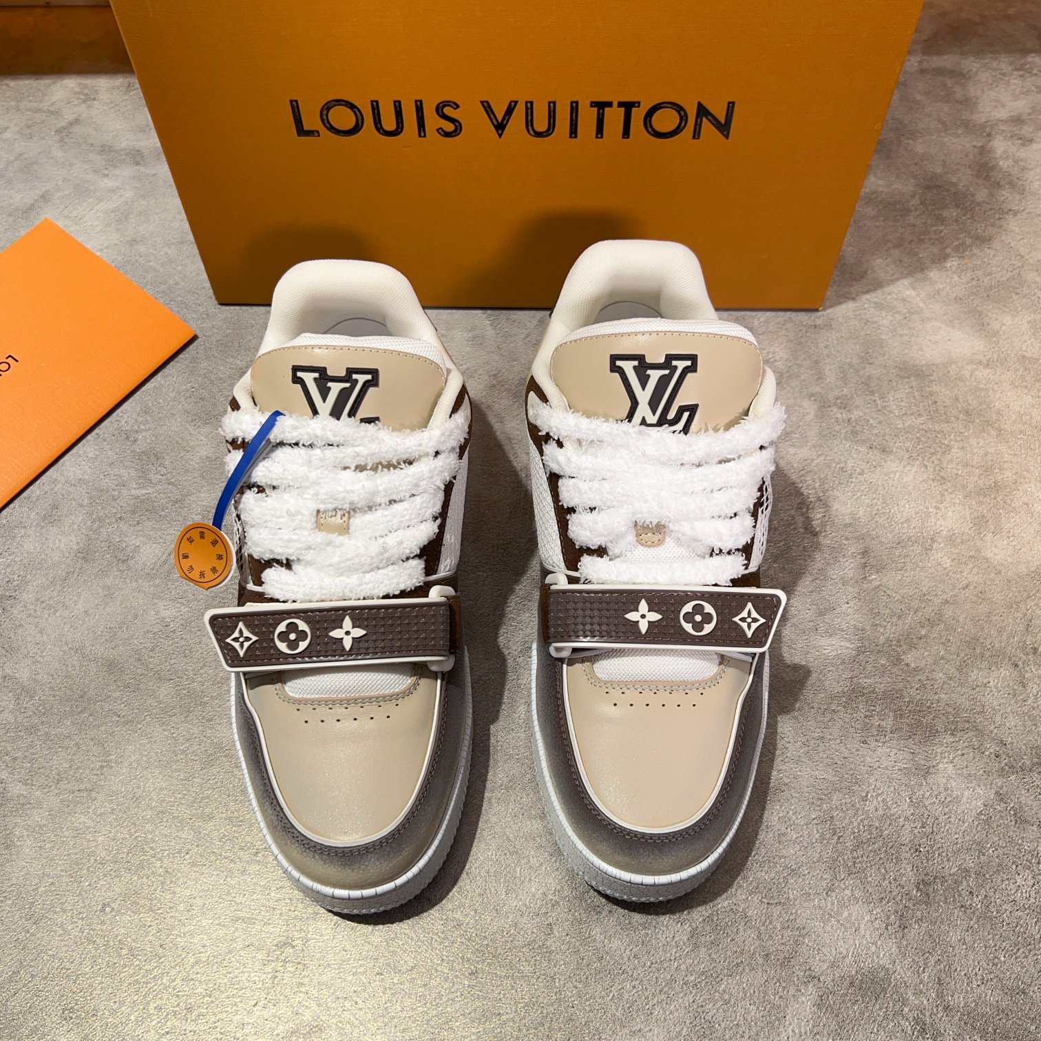 NO:270369,L luxury Trainer couple casual sneakers, sports shoe record designer Virgil Abloh's classic creativity inspired by retro basketball shoes. This time, smooth cowhide leather and Monogram embossed grain cowhide leather are spliced, and then rubber outsole is decorated with Monogram flowers to reflect the eye-catching jump in the integrated color. The technology rubber outsole is equipped with an innovative gel inner pad, which has an outstanding comfort. The classic basketball shoes are highly reversible, easy to match, breathable and comfortable on the feet!  Size36-4435 45 orders,,sneakers,cowhide19860909L 奢品Trainer情侣款休闲运动鞋 ,运动鞋记录设计师 Virgil Abloh 由复古篮球鞋激发的经典创意,此次拼接光滑牛皮革和 Monogram 压纹粒面牛皮革,再以 Monogram 花卉点缀橡胶外底,映现一体色彩中的醒目跳跃.科技橡胶外底配有创新凝胶内垫,舒适感更为出众,经典的篮球鞋款,回头率杠杠的,搭配轻易,上脚透气舒适！ Size36-4435 45 订,,sneakers,cowhide,Men's shoes