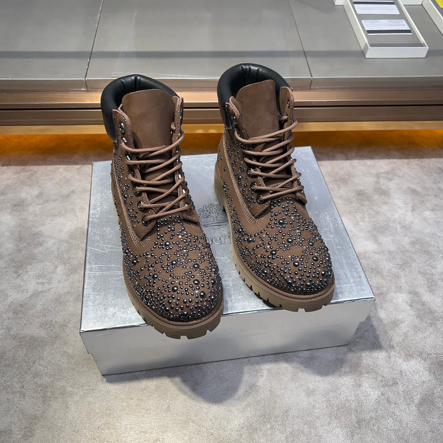 NO:348255,Timberland Pharrell's new series of big yellow boots are particularly shining. Mattias Gollin made this unique custom Timbs with Swarovski crystals and pearls in the style of Pharrell's latest series. There is also a removable oversized Timberland logo on the shoes, which uses imported matte cowhide with pearl and diamond embellishment. It is a super design. Size39-45 (46.47 custom made without return or exchange), swarovski, boots, cowhide19860909Timberland Pharrell新系列风格的大黄靴格外闪耀Mattias Gollin 用施华洛世奇水晶和珍珠,按Pharrell的最新系列的风格制作了这款独特的定制Timbs,鞋子上还有一个可拆卸的超大Timberland标志,采用进口磨砂牛皮搭配珍珠跟钻石点缀,超绝设计.size39-45（46.47定做不退换）,,swarovski,boots,cowhide,Men's shoes