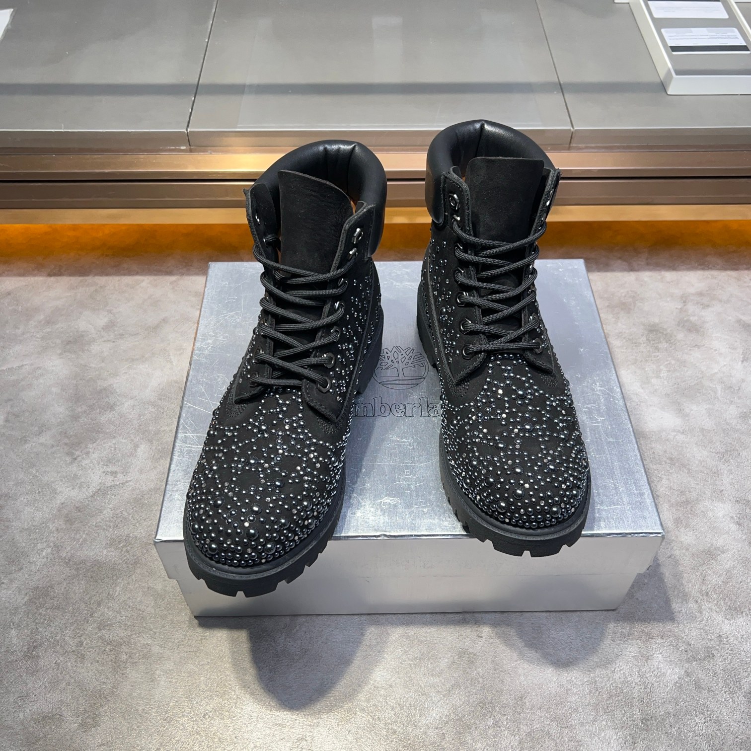 NO:348272,Timberland Pharrell's new series of big yellow boots are particularly shining. Mattias Gollin made this unique custom Timbs with Swarovski crystals and pearls in the style of Pharrell's latest series. There is also a removable oversized Timberland logo on the shoes, which uses imported matte cowhide with pearl and diamond embellishment, which is a superb design. size39-45 (46.47 custom made without return), swarovski, boots, cowhide19860909Timberland Pharrell新系列风格的大黄靴格外闪耀Mattias Gollin 用施华洛世奇水晶和珍珠,按Pharrell的最新系列的风格制作了这款独特的定制Timbs,鞋子上还有一个可拆卸的超大Timberland标志,采用进口磨砂牛皮搭配珍珠跟钻石点缀,超绝设计. size39-45（46.47定做不退换）,,swarovski,boots,cowhide,Men's shoes