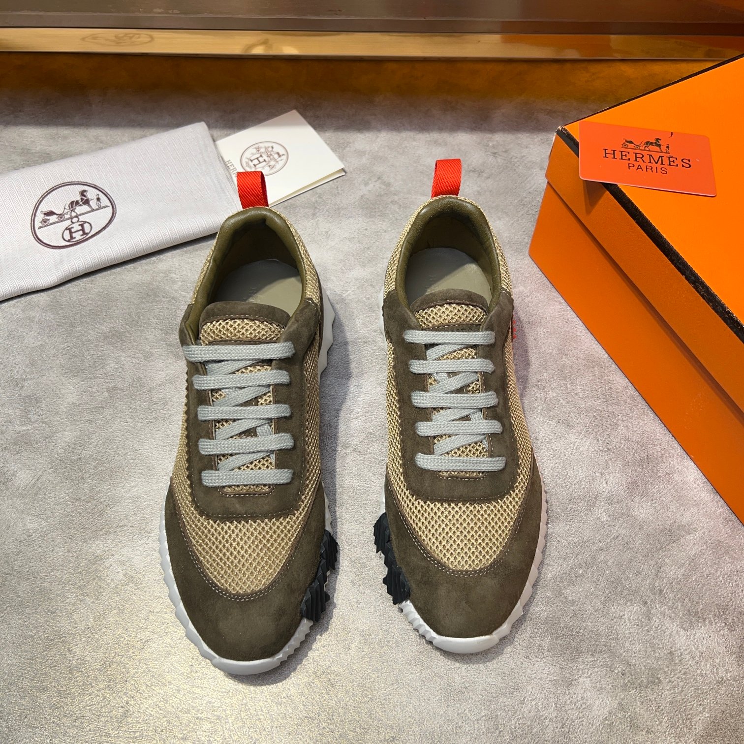 NO:270371,New men's casual sneakers for H2025 counter, fabrics are made of high-tech original leather surface and top layer cowhides with a variety of comfortable materials, lightweight EVA original sole, Labang last method to create a very light, vibrant and fashionable style!  Size39-44 (4546 customized),,sneakers,cowhide19860909H2025专柜新款男士休闲运动鞋,面料采运高技原版皮面和头层牛皮拼接多种舒适材质,轻质EVA原版大底,拉邦套楦做法 打造非常轻盈活力时尚风格！ Size39-44（4546 定做）,,sneakers,cowhide,Men's shoes